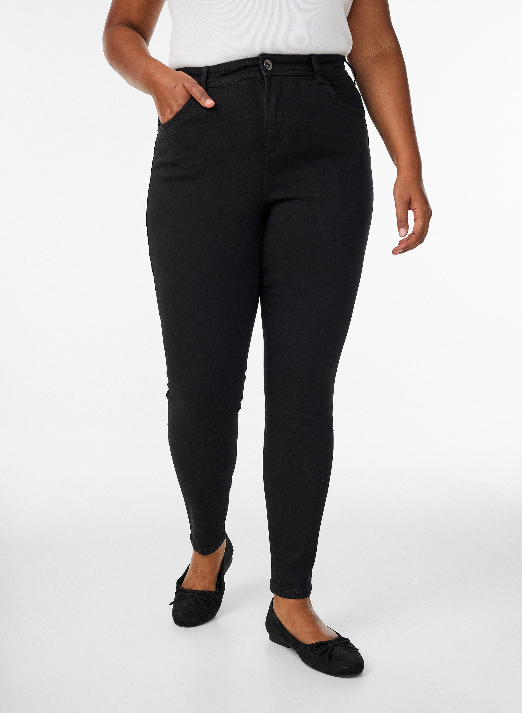 ZizziJeans mit Super Slim Fit, Schwarz, Model image number 2