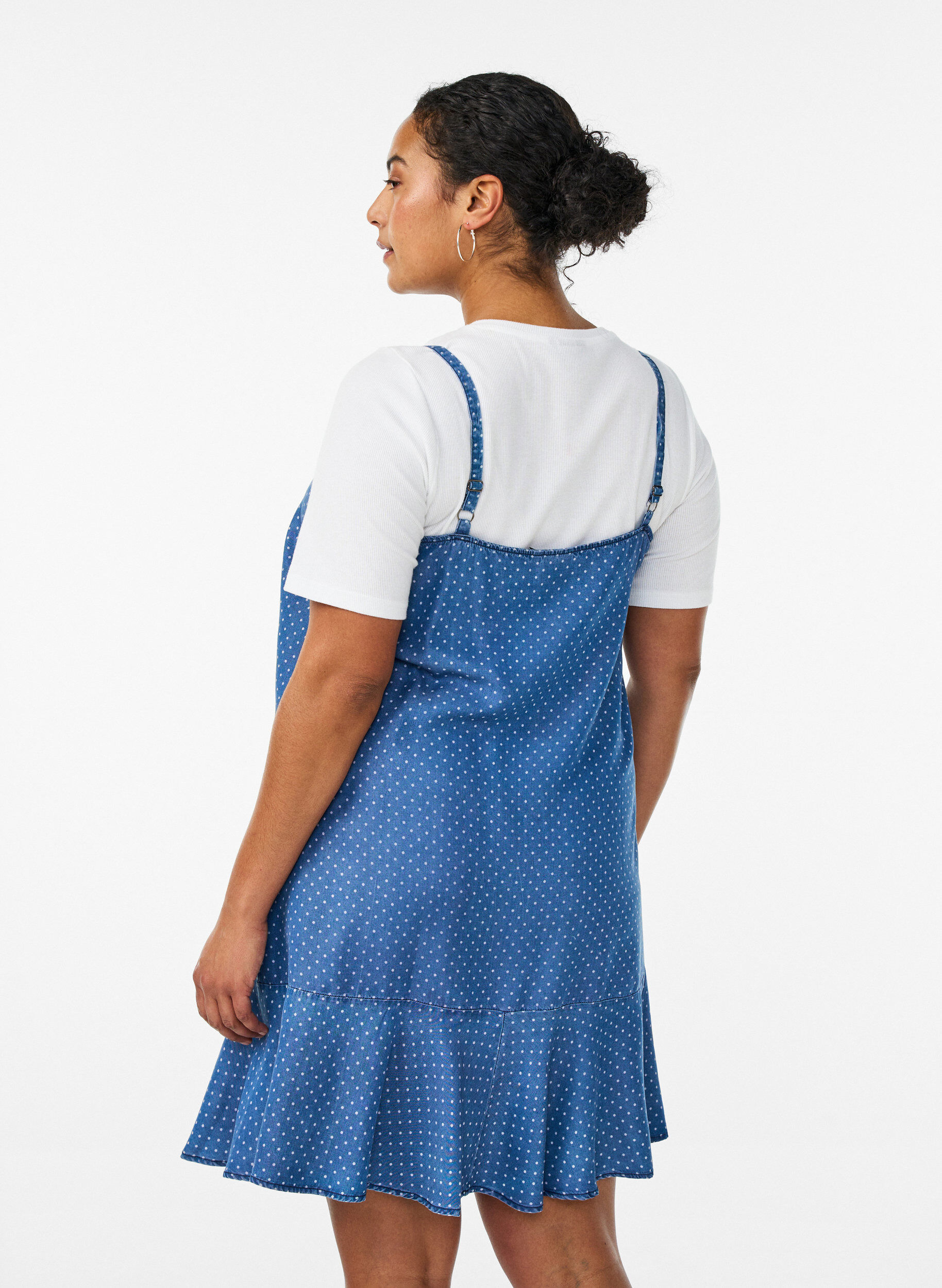 Zizzi Knielanges Tr&auml;gerkleid aus TENCEL&trade; Lyocell in Denim-Optik, Blau, Model image number 2
