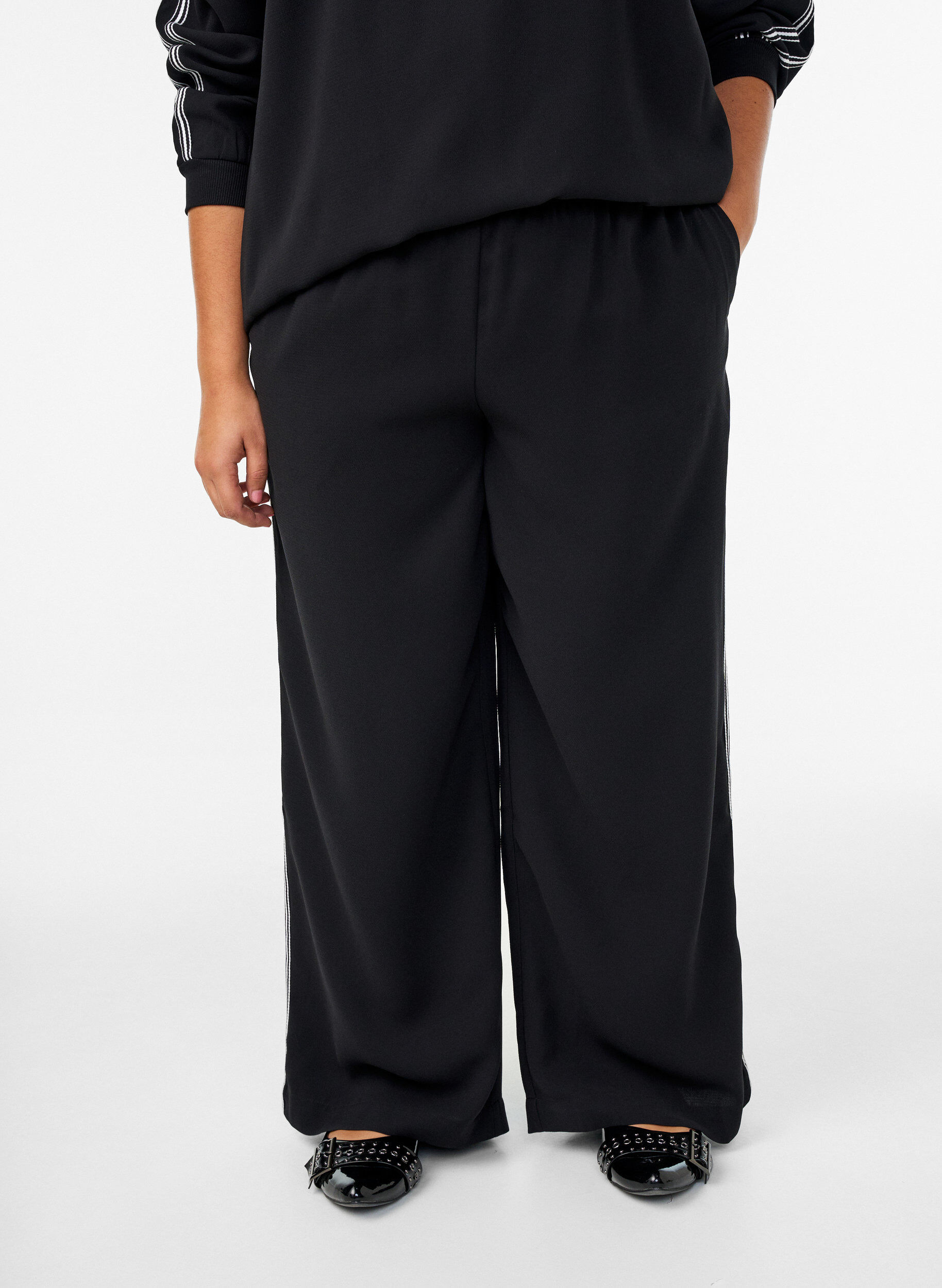 Zizzi Hose mit geradem Bein und Streifendetails, Schwarz, Model image number 3
