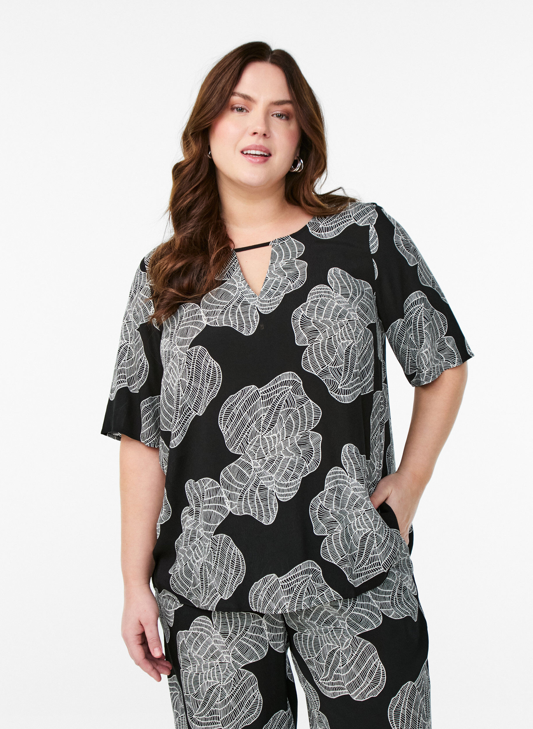 Bluse mit Druck, Schwarz, Model