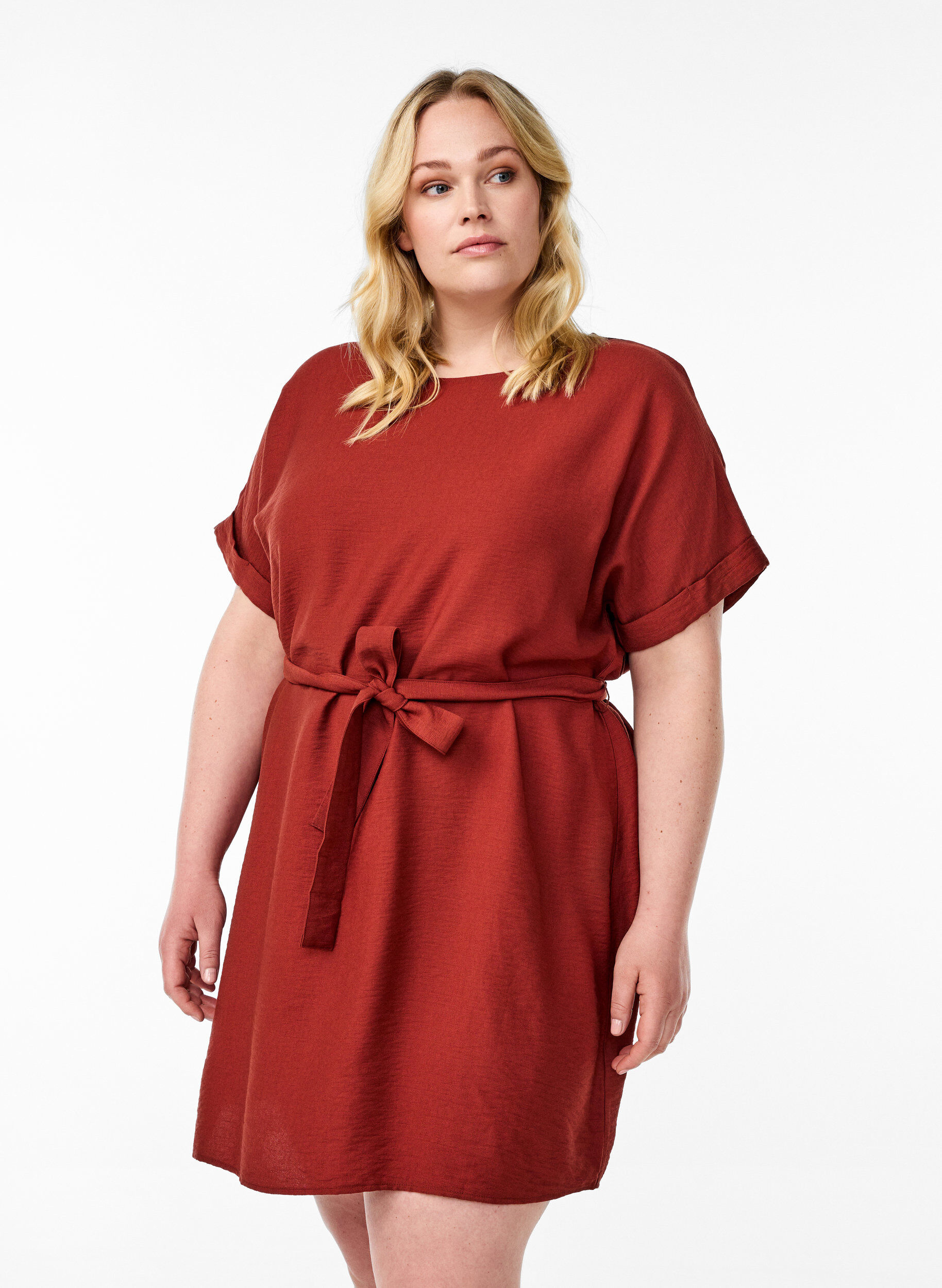 Zizzi Kurzes Kleid mit lockerer Passform und Bindeg&uuml;rtel, Rot, Model image number 0