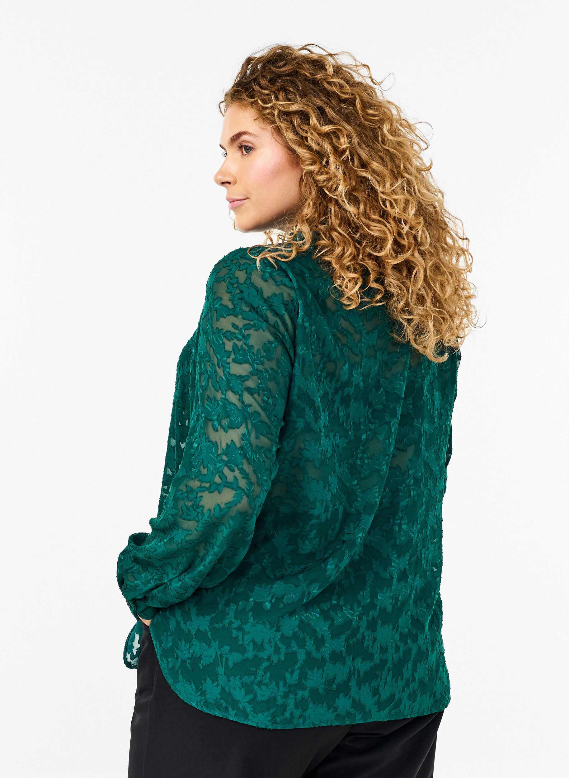 Zizzi Jacquard-Bluse mit Kn&ouml;pfen, Rain Forest, Model image number 1