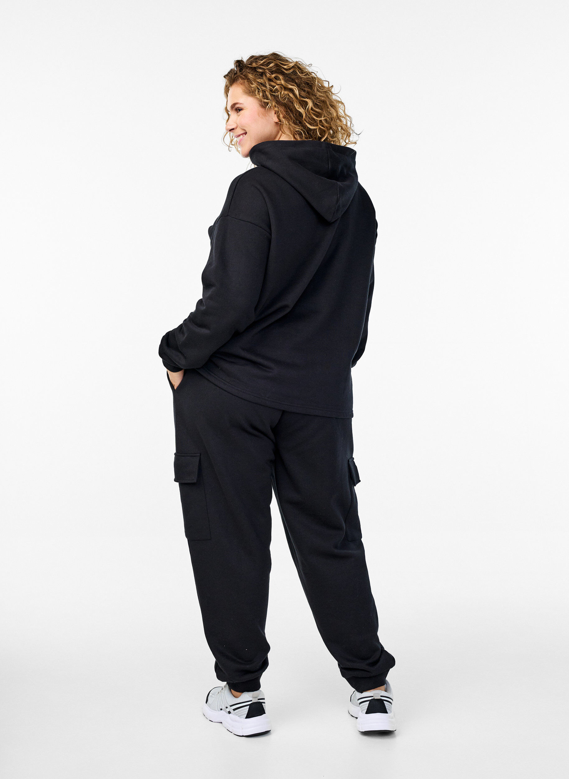 Zizzi Cargohose aus weichem Sweat-Material, Schwarz, Model image number 1