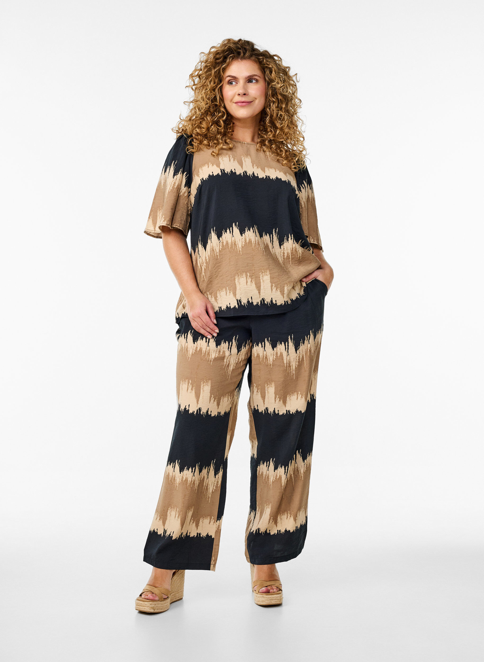 Zizzi Bluse mit weiten &Auml;rmeln und Grafikdruck, Schwarz, Model image number 1