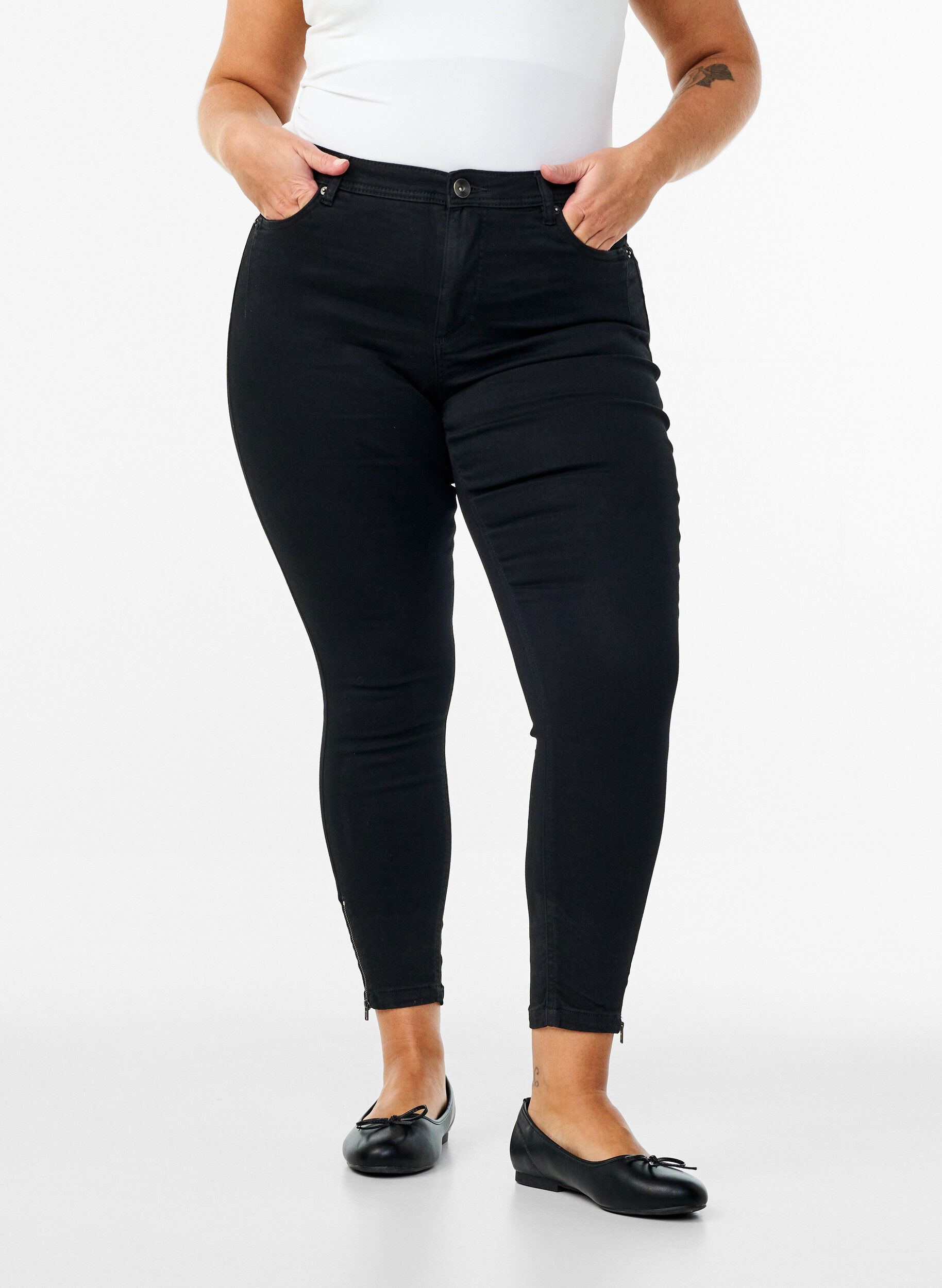 Zizzi Kurze Amy Jeans mit Rei&szlig;verschlussdetail., Schwarz, Model image number 2