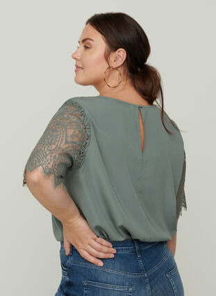 Bluse mit kurzen Spitzen-Ärmeln, Balsam Green, Model image number 1