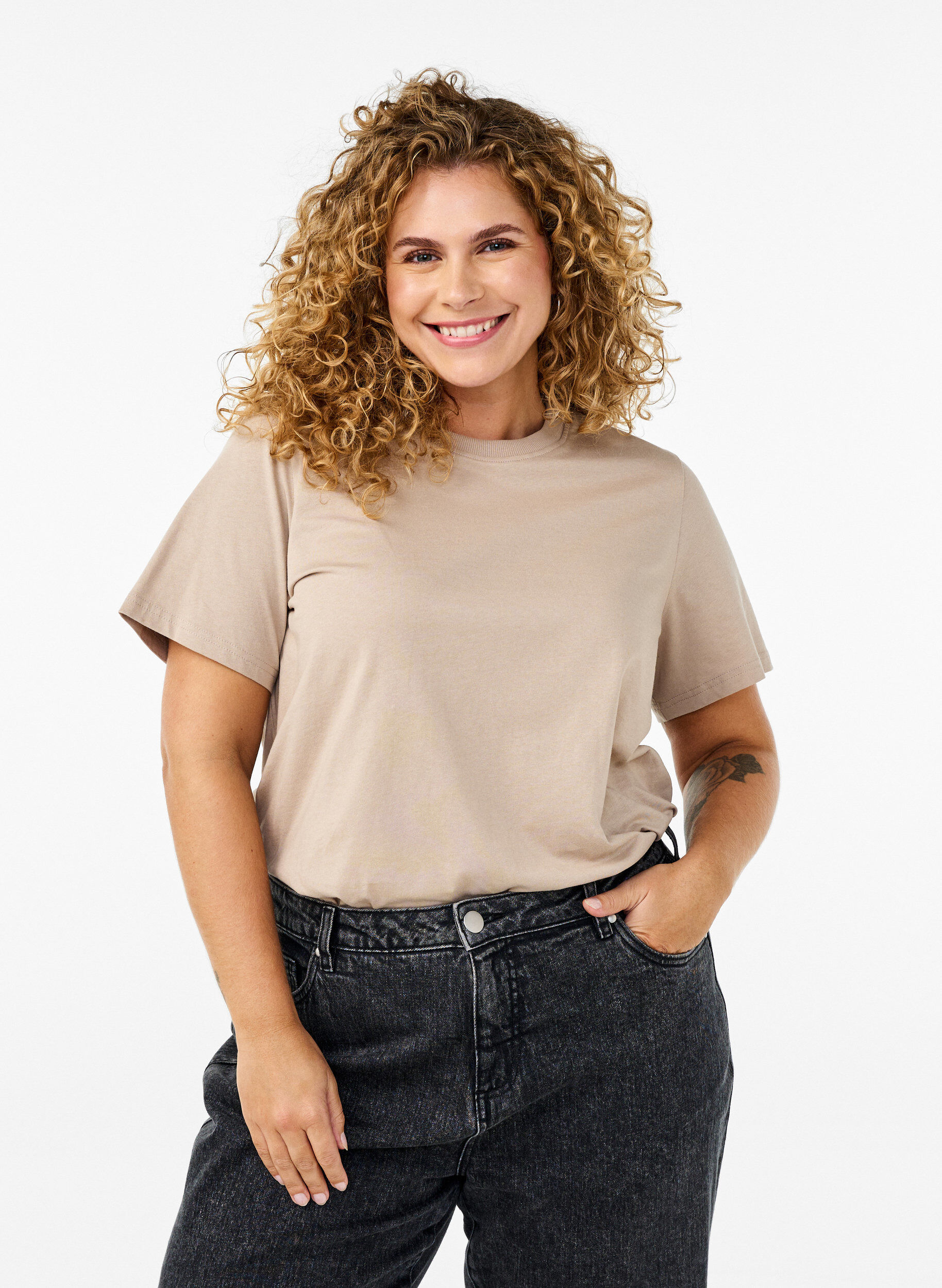 Basic-T-Shirt aus Baumwolle mit Rundhalsausschnitt, Beige, Model
