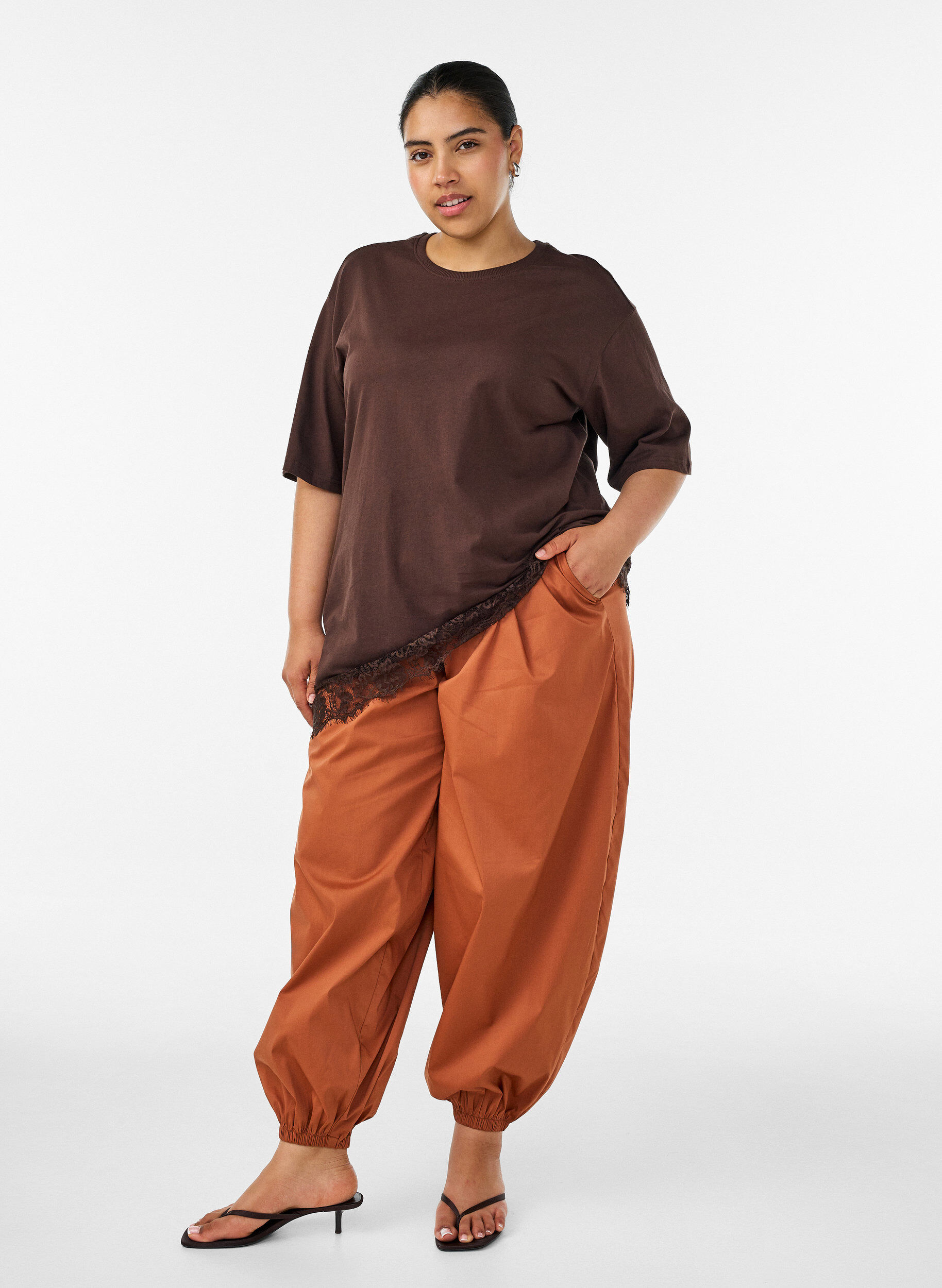 ZizziT-Shirt mit asymmetrischem Spitzensaum, Braun, Model image number 1