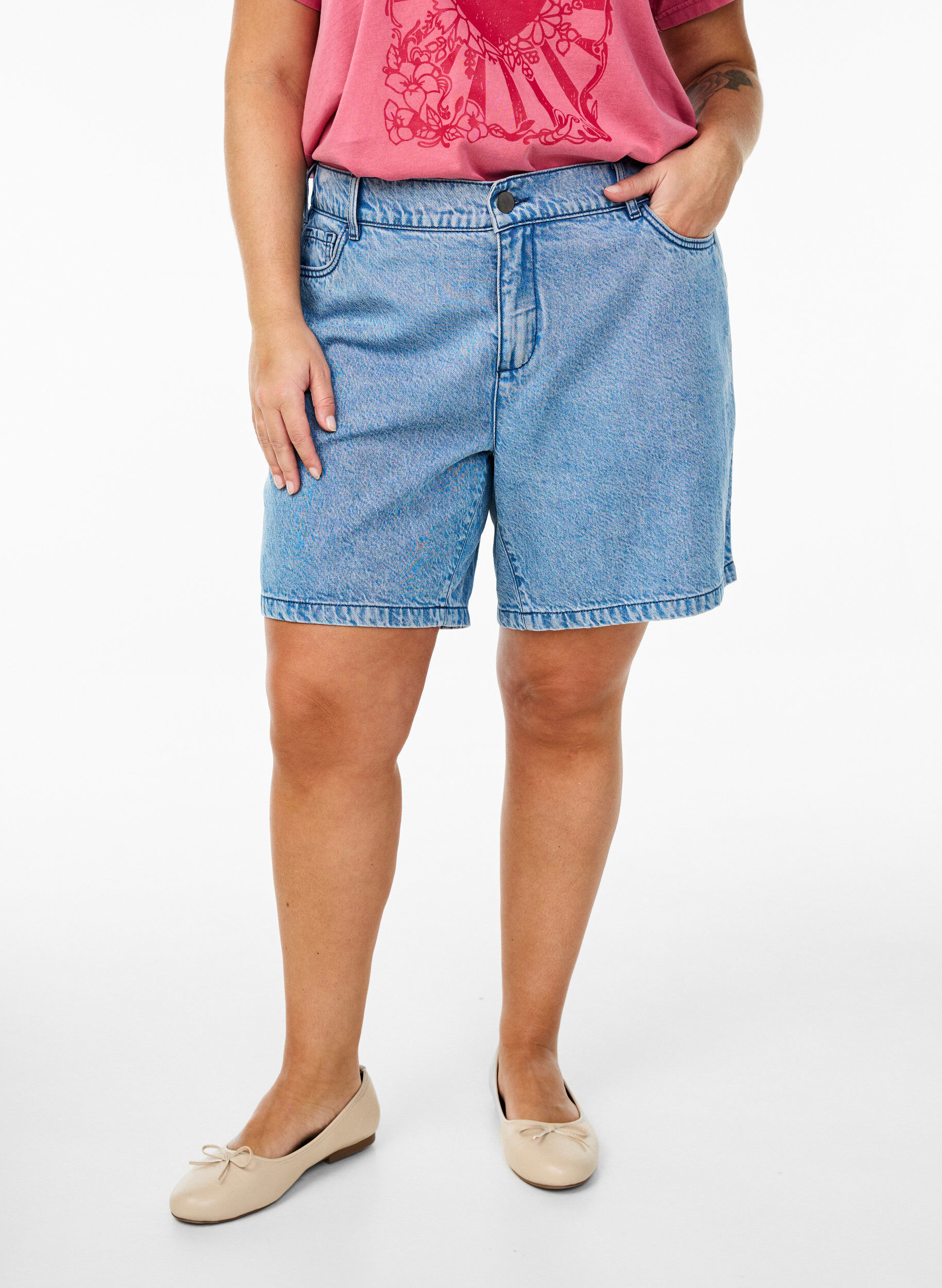 Zizzi Locker geschnittene Jeansshorts mit hoher Taille, Blau, Model image number 3