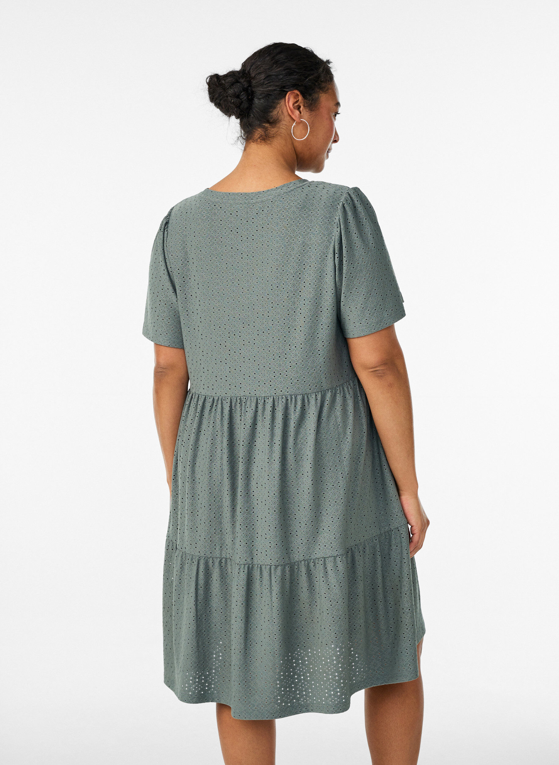 ZizziKurzes Kleid mit Spitzenmuster und Lagenrock, Gr&uuml;n, Model image number 2