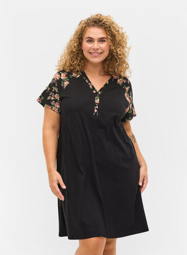 Kurzarm Nachthemd aus Baumwolle mit Printdetails, Black Flower, Model image number 0