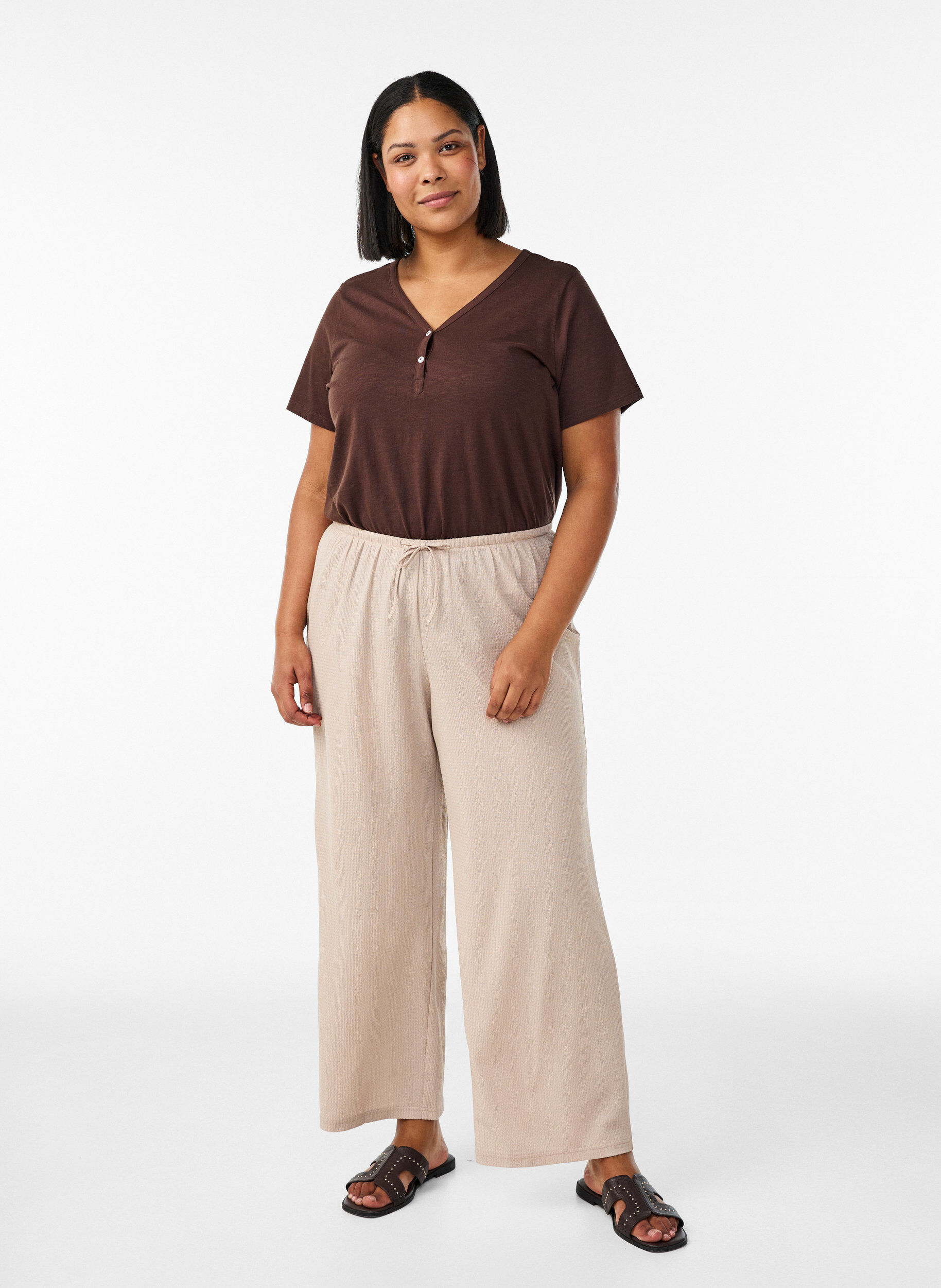 Zizzi Hose mit weitem Bein aus einem leichten strukturierten Stoff, Beige, Model image number 0