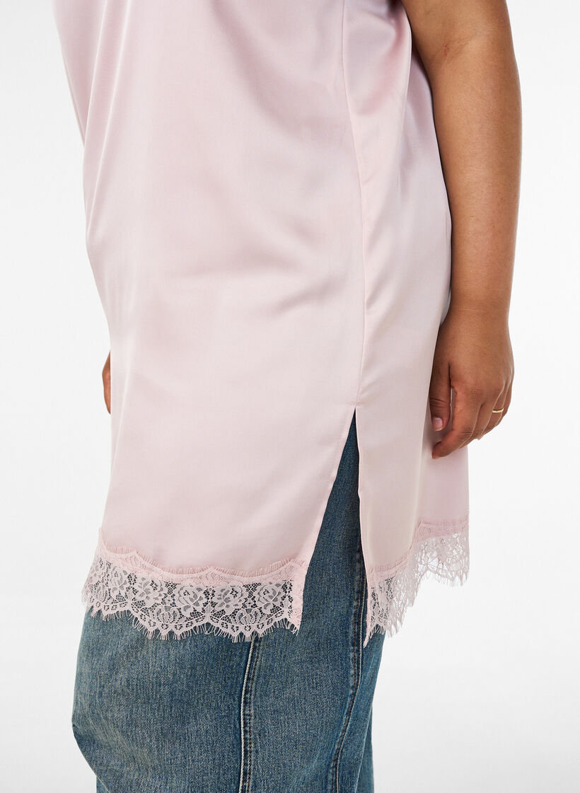 Langes Top aus Satin mit Spitzen, Rot, Model image number 4