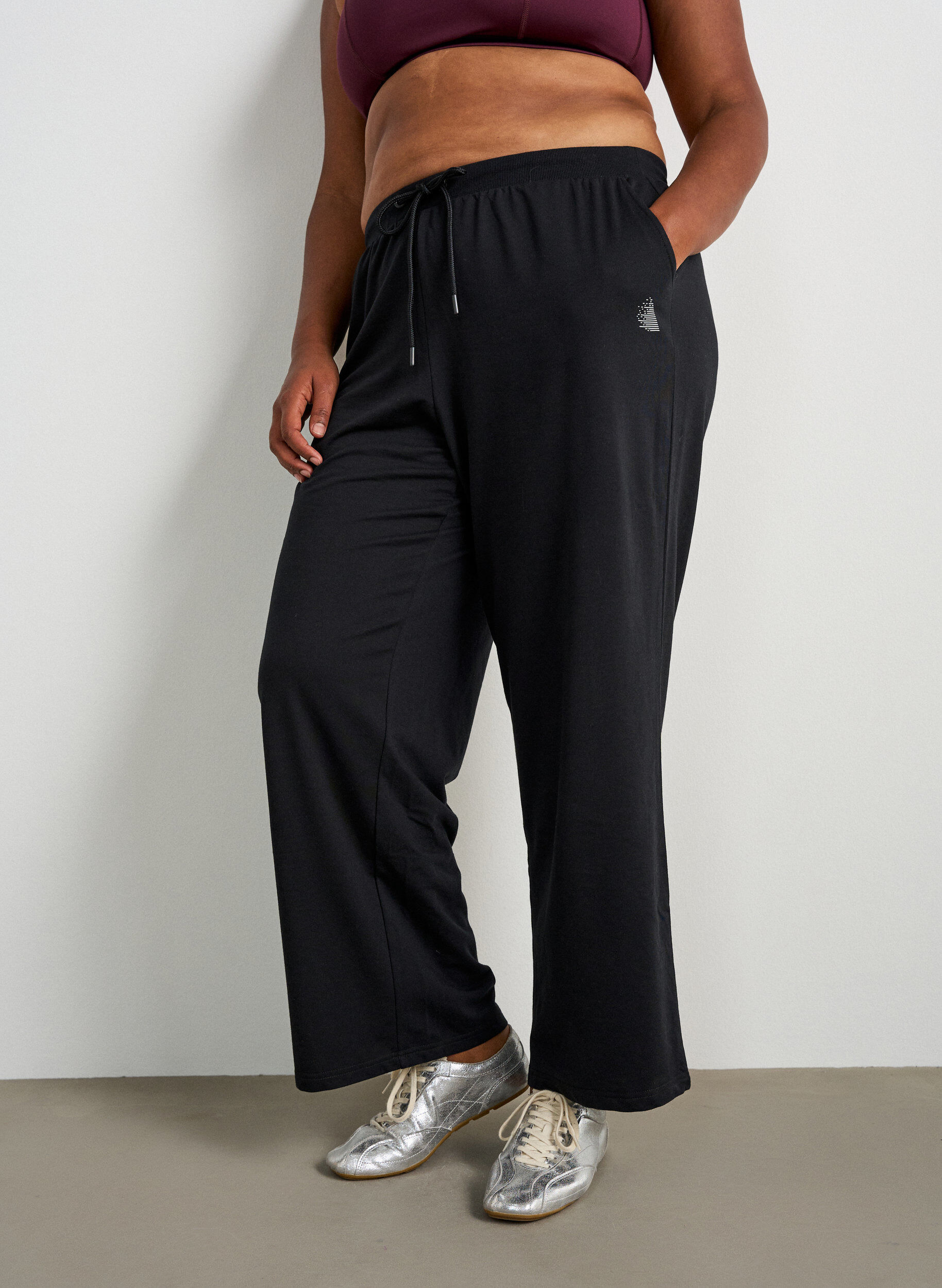ZizziTrainingshose mit weitem Bein und hoher Taille, Schwarz, Model image number 2