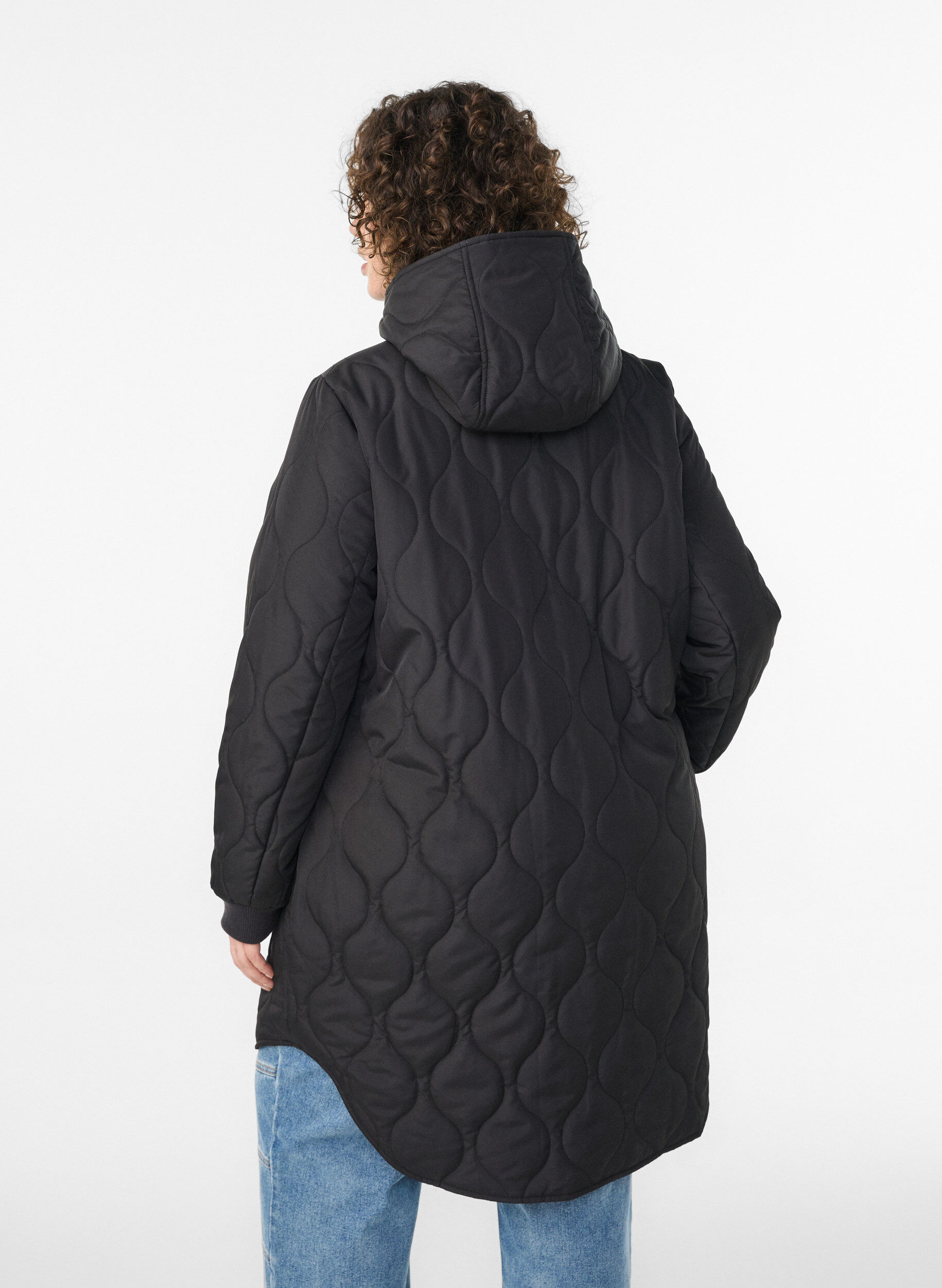 Zizzi Mittellange Steppjacke mit Kapuze, Schwarz, Model image number 2