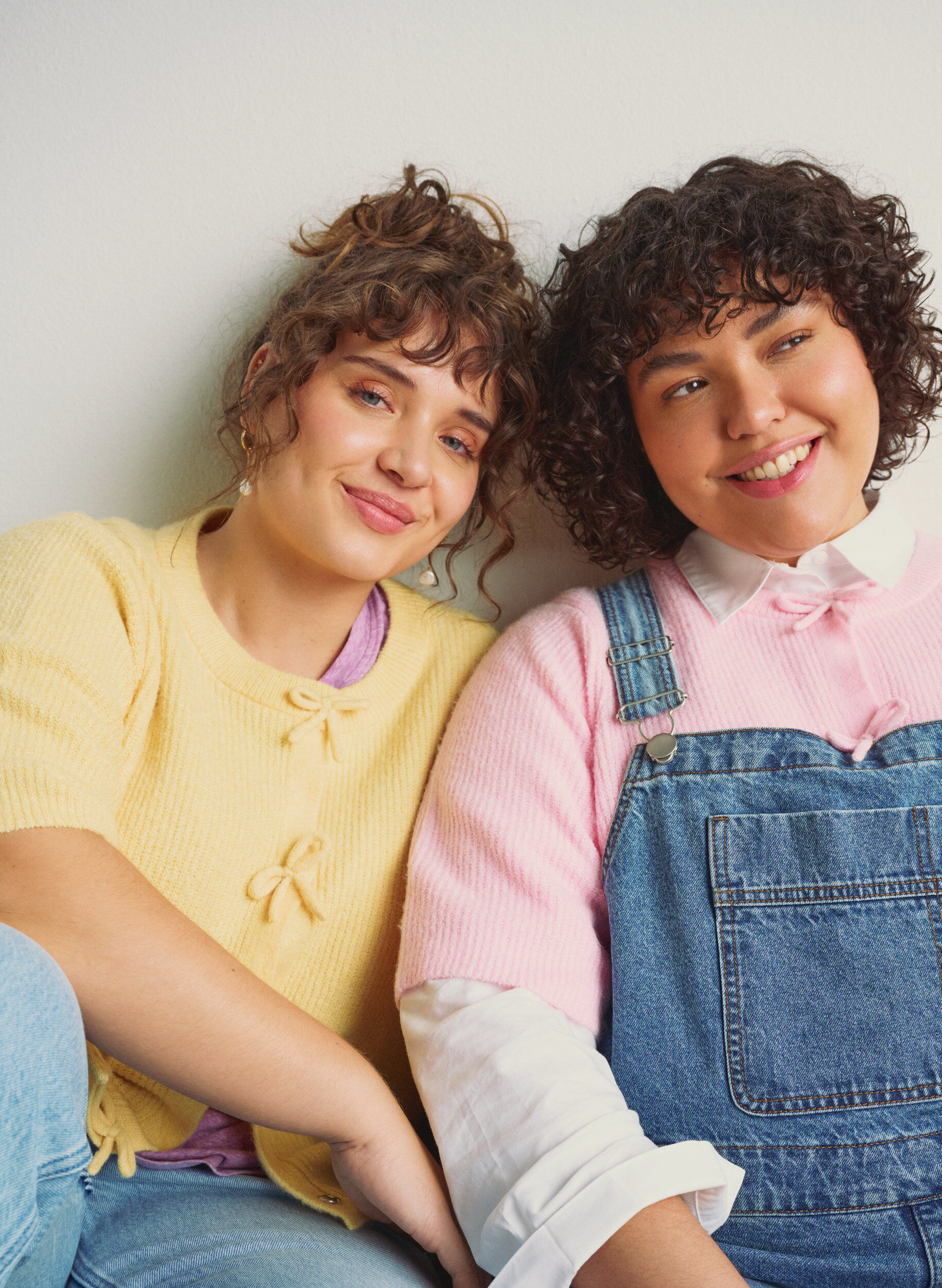 Kurz&auml;rmelige Strickjacke mit Schleifen