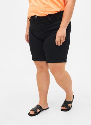 Eng anliegende Denim-Shorts mit hoher Taille, Black, Model image number 2