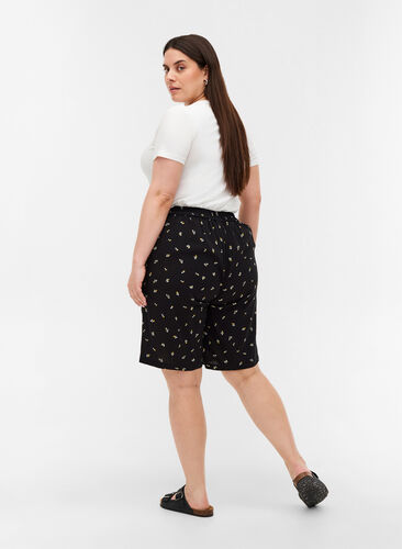 Bermuda-Shorts aus Viskose mit Print, Black AOP, Model image number 1