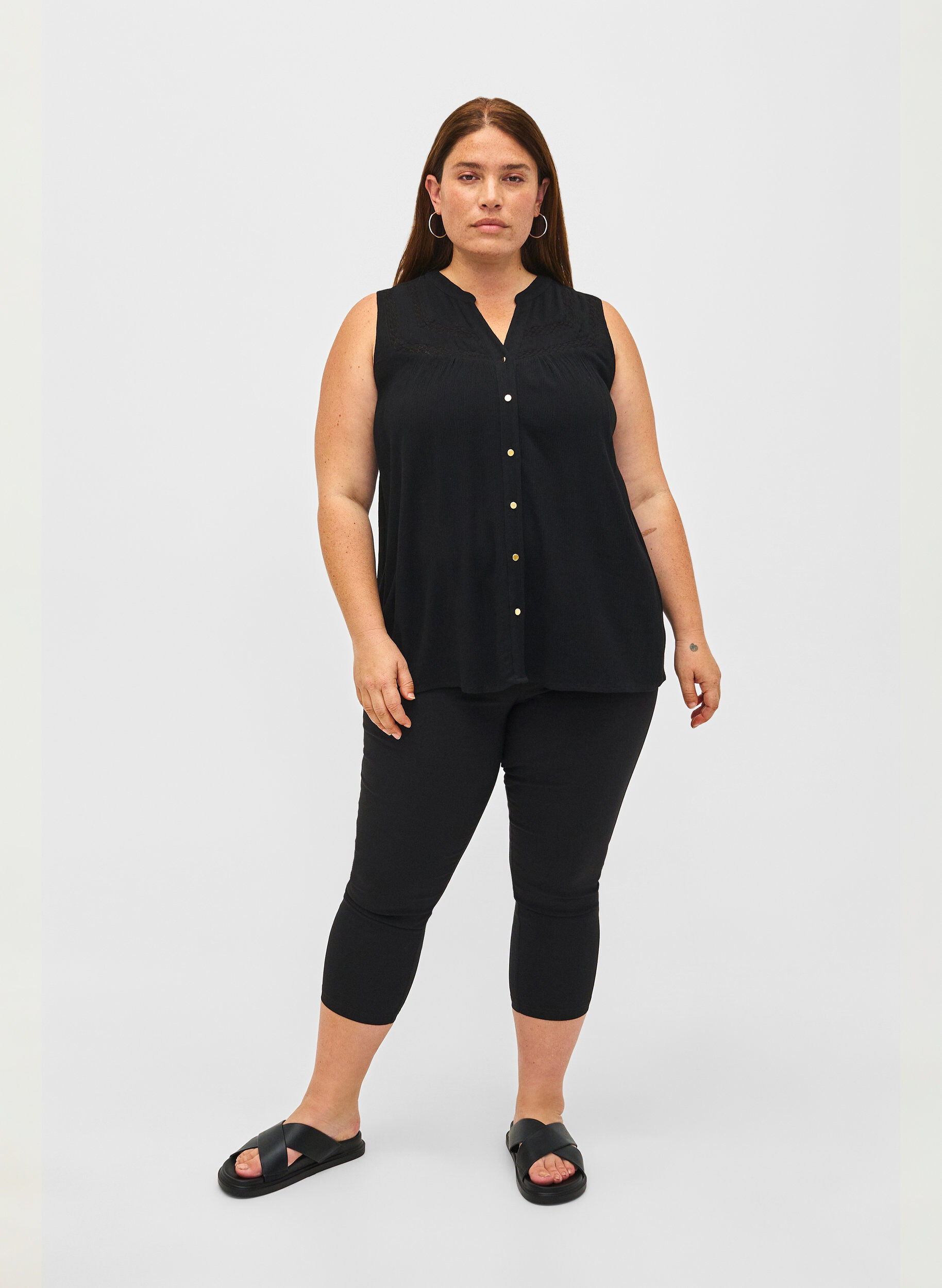 Zizzi &Auml;rmellose Bluse aus Viskose mit H&auml;keldetail, Black, Model image number 2