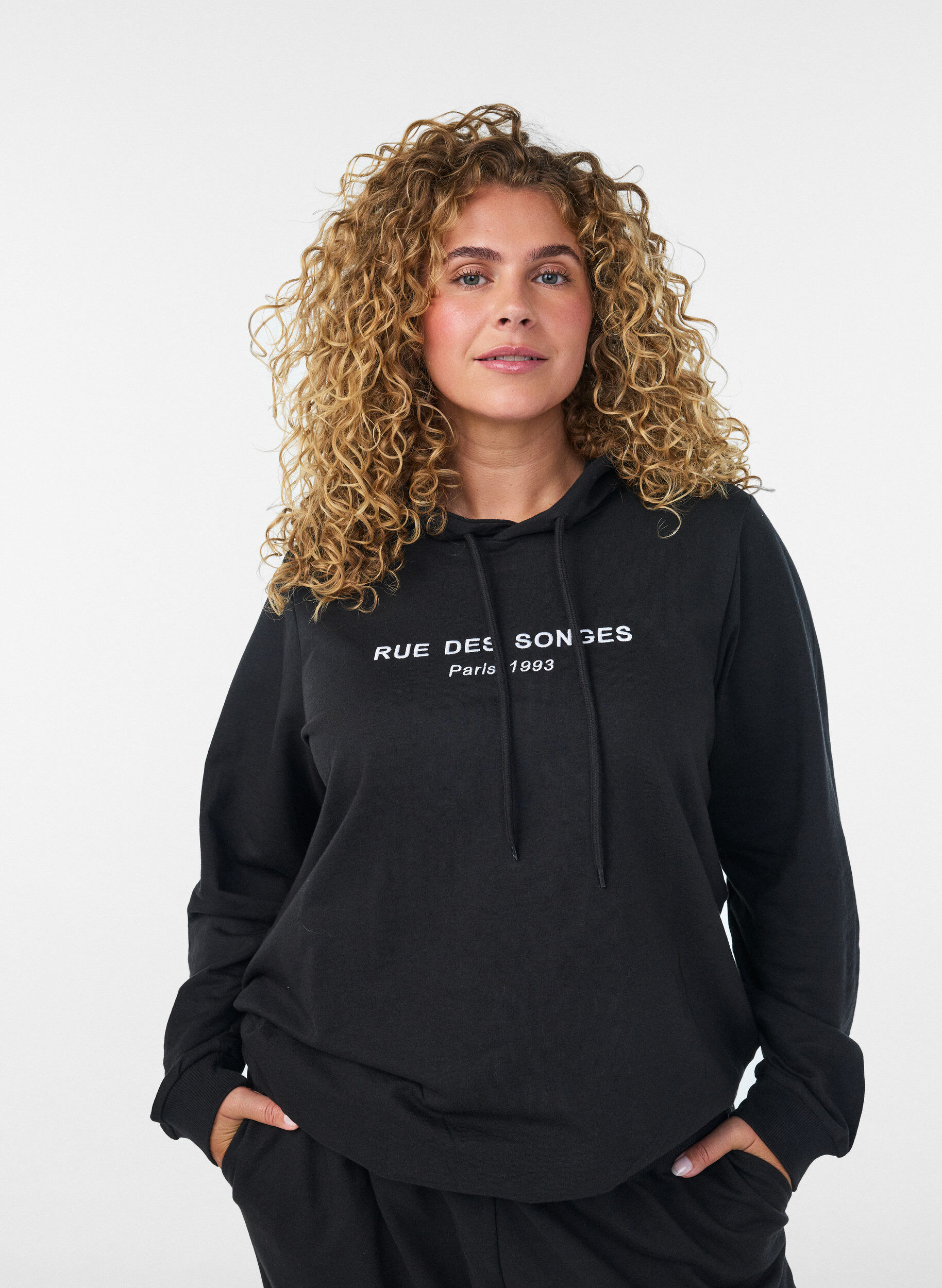 ZizziSweatshirt mit Kapuze und Aufdruck, Schwarz, Model image number 3