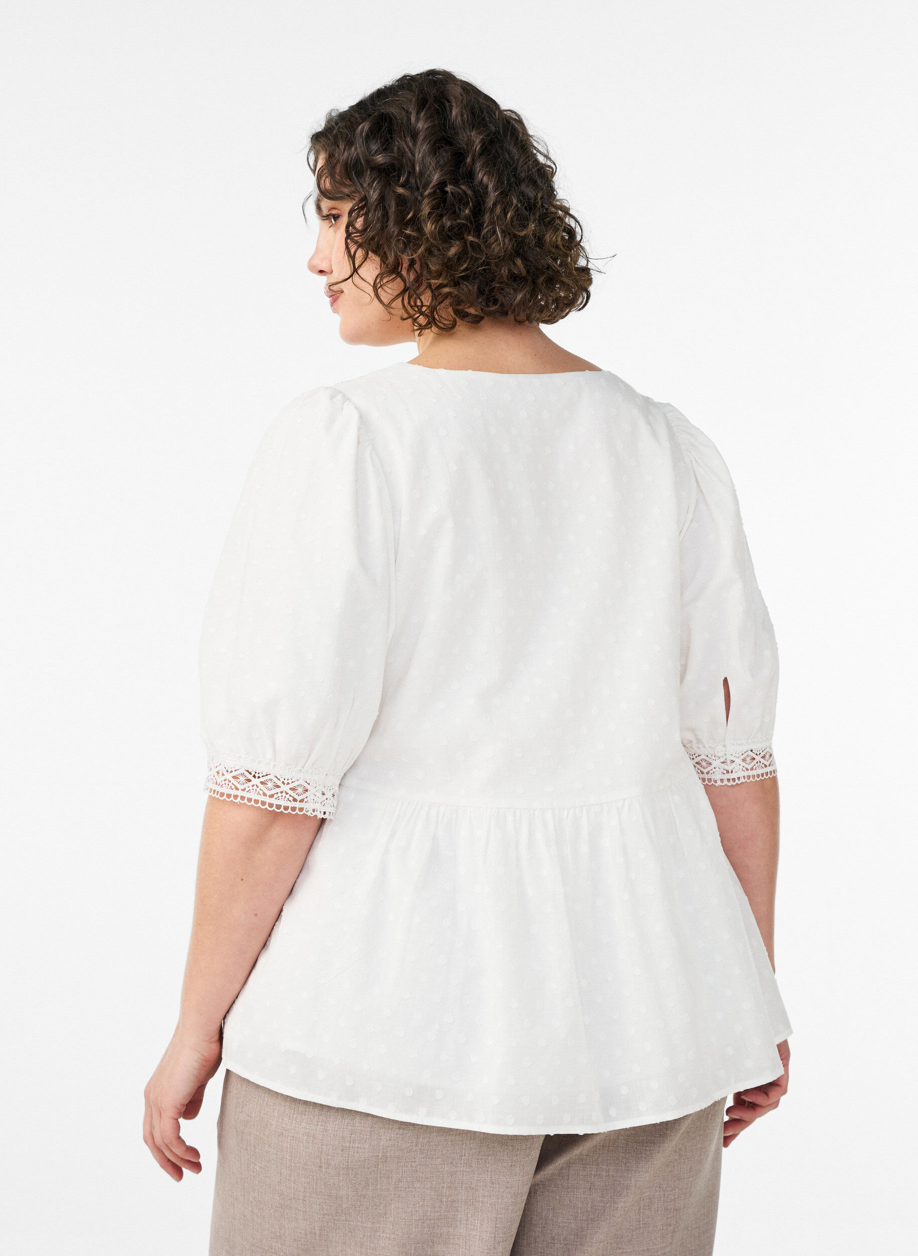 Zizzi Bluse aus strukturierter Baumwolle mit H&auml;keldetails, Wei&szlig;, Model image number 2