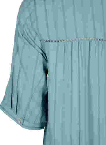 Gestreiftes Viskose Kleid mit Spitzenbändern, Smoke Blue, Packshot image number 3