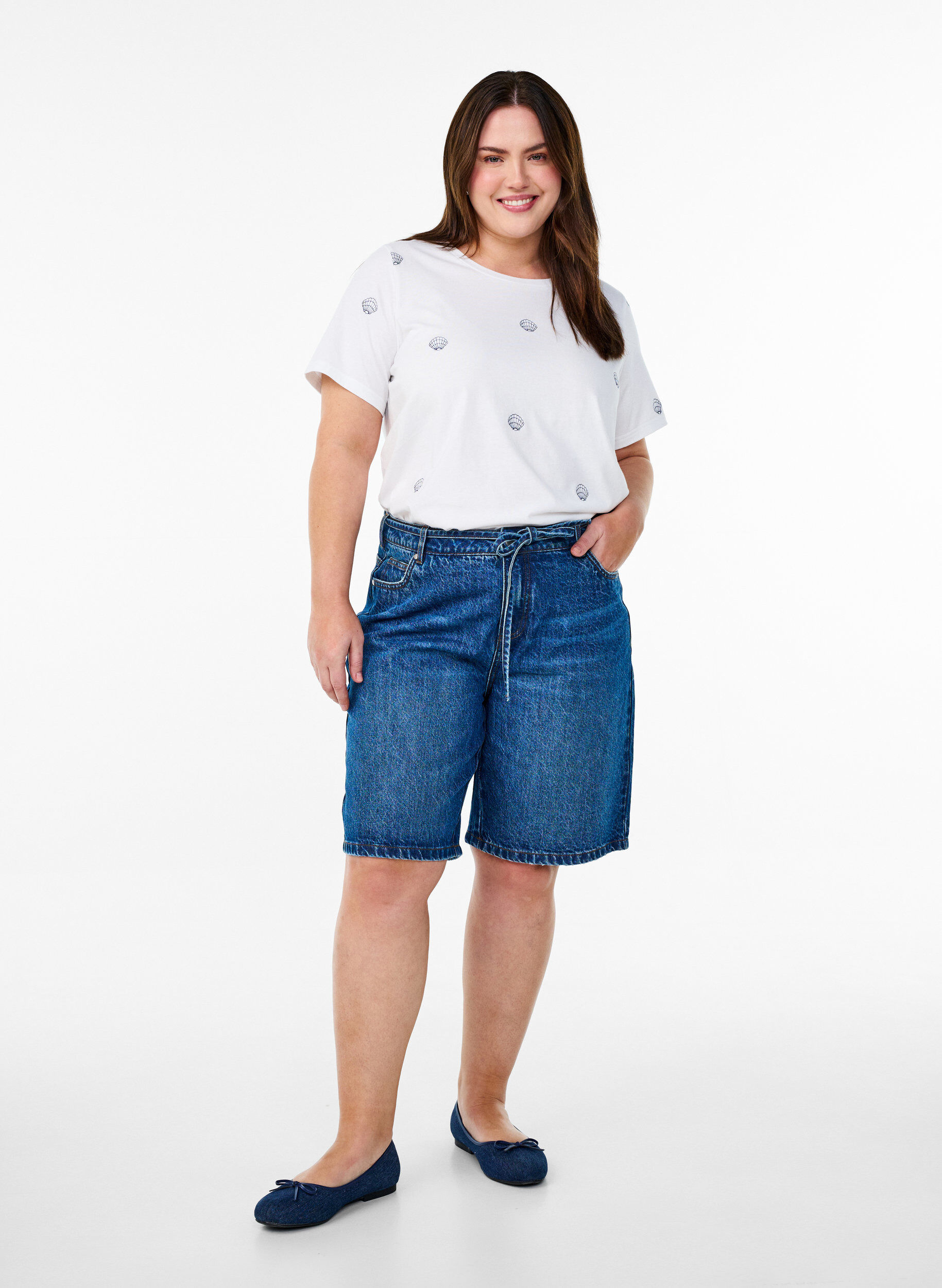 Zizzi T-Shirt aus Bio-Baumwolle mit aufgestickten Motiven, Wei&szlig;, Model image number 1