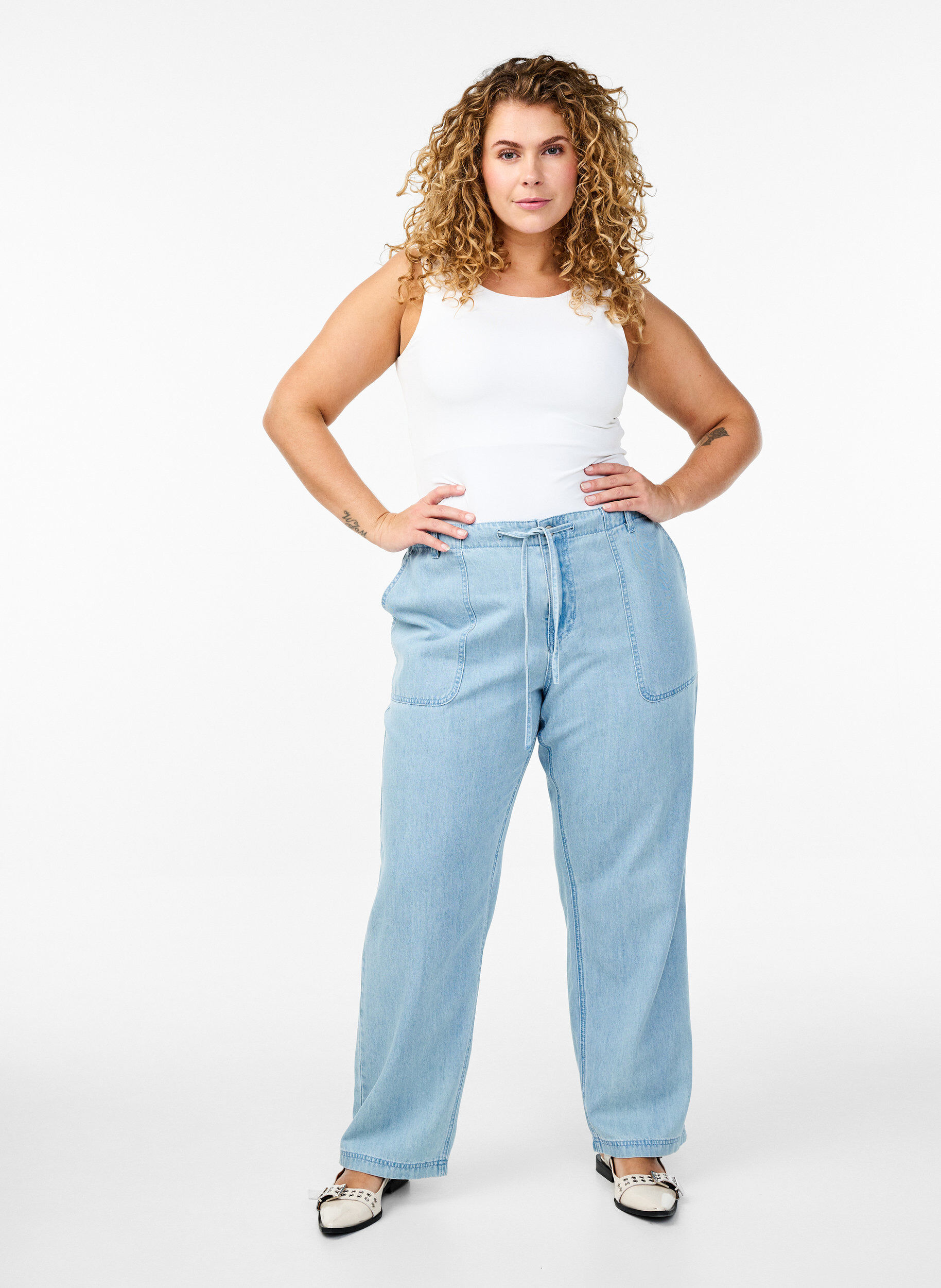 Zizzi Hoch taillierte Jeans mit Bindeg&uuml;rtel, Blau, Model image number 0