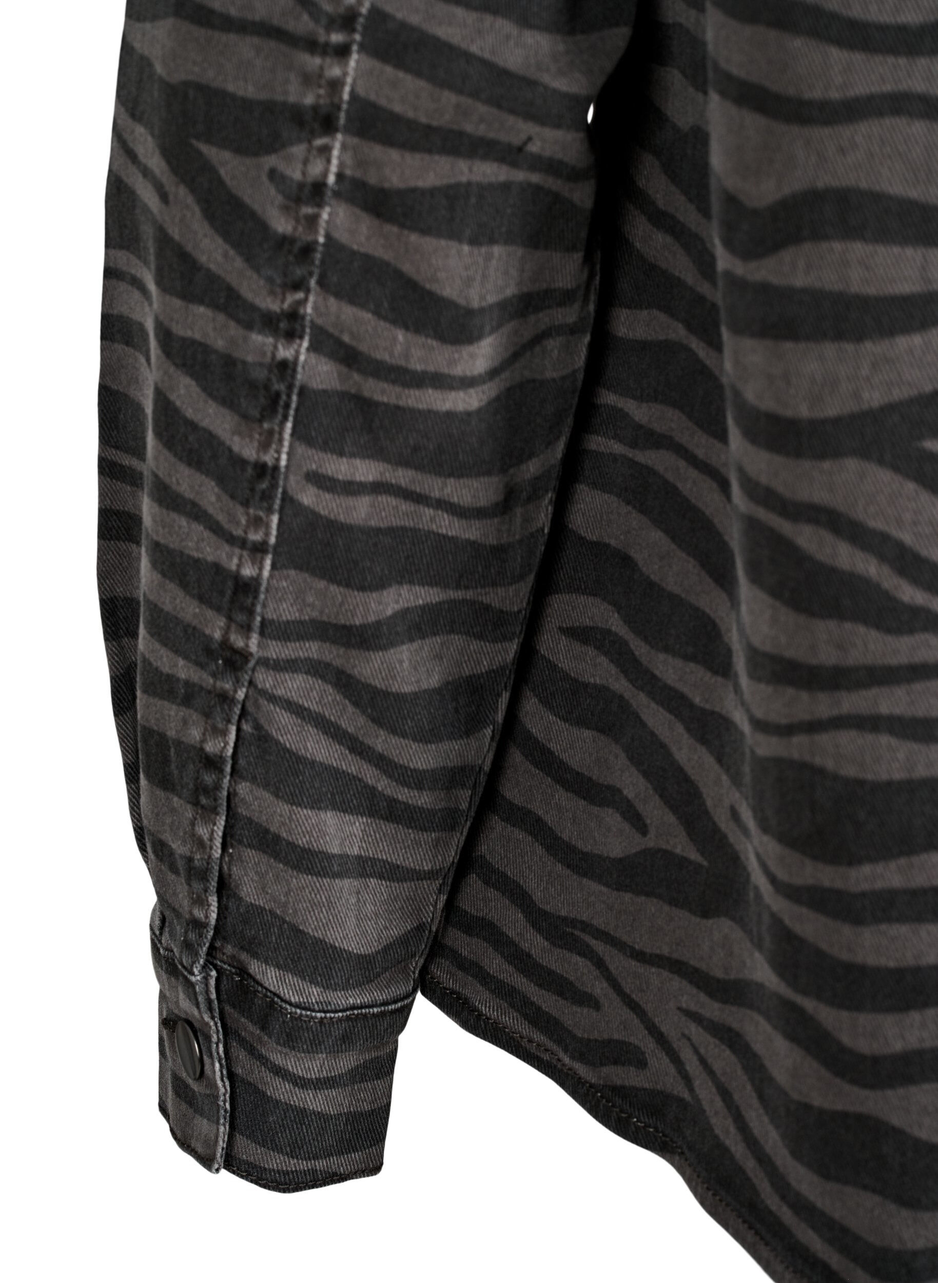 Zizzi Jeanshemd mit Leopardenmuster und Kn&ouml;pfen, Schwarz, Packshot image number 3