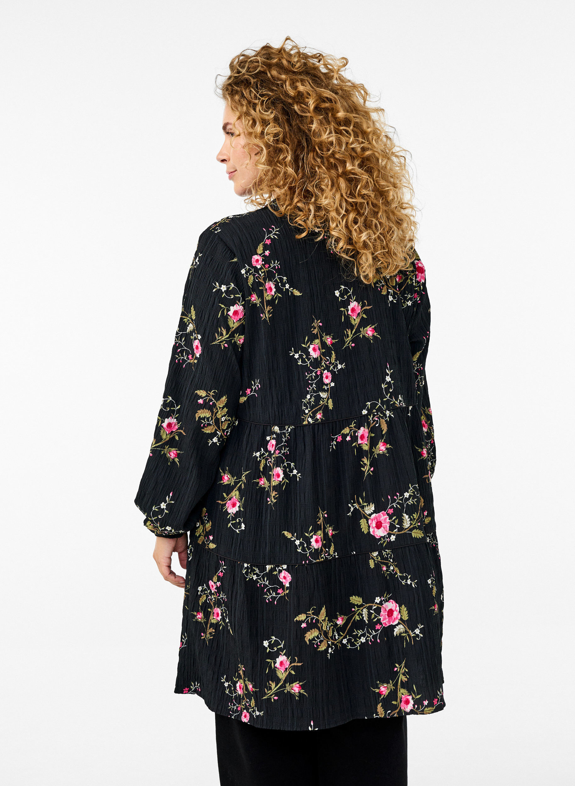 Zizzi Gebl&uuml;mtes Kleid mit Bindeverschluss, Schwarz, Model image number 2