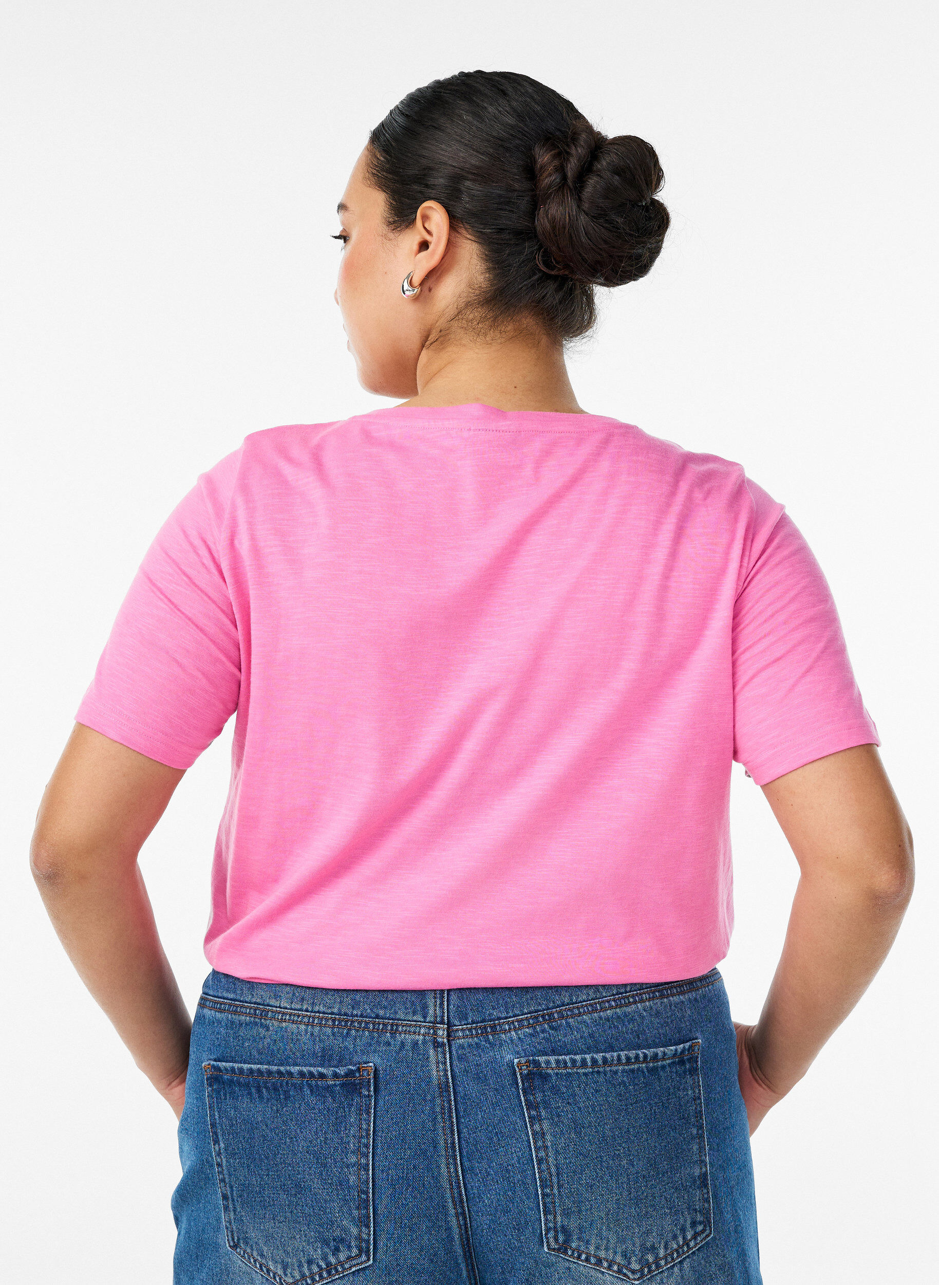 Zizzi Kurz&auml;rmeliges Basic T-Shirt mit V-Ausschnitt, Pink, Model image number 2