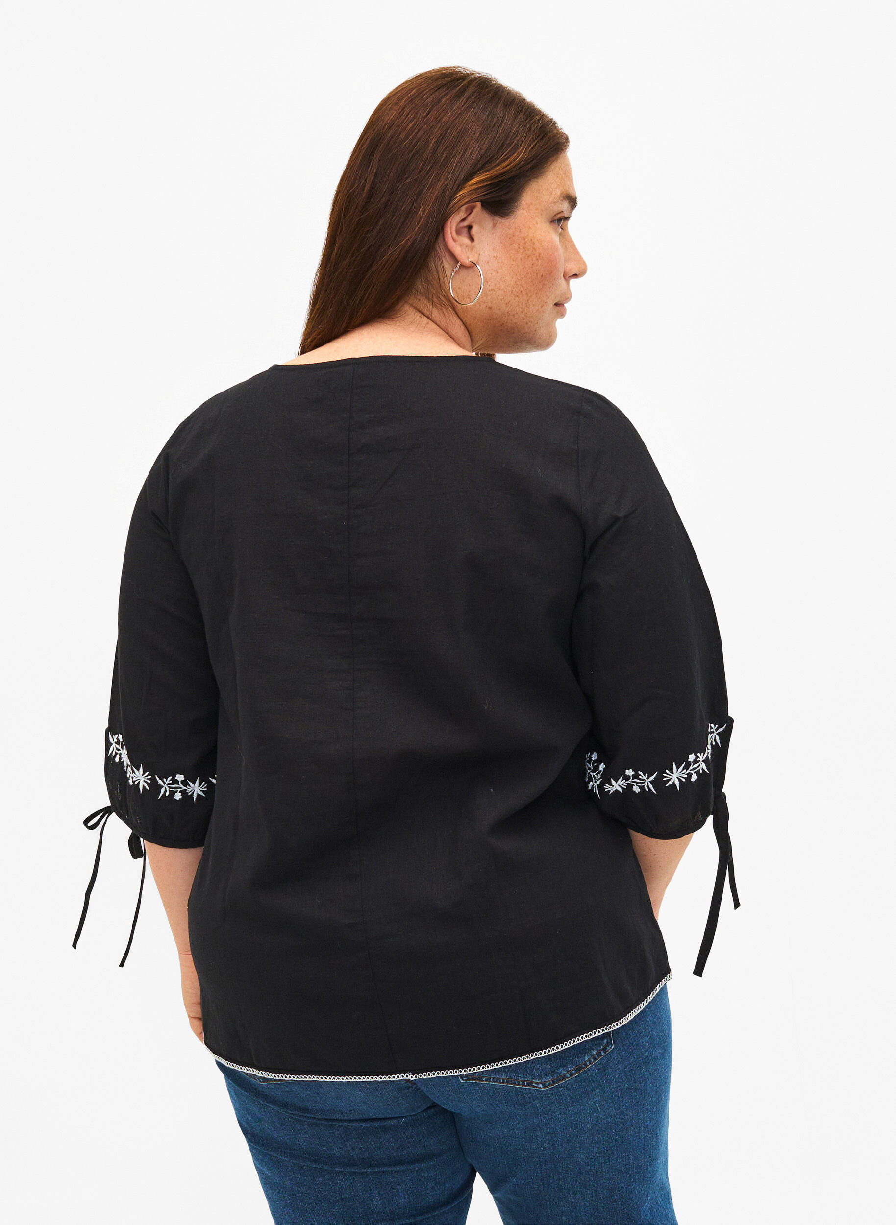 Zizzi Bestickte Bluse aus Baumwollmischung mit Leinen, Black W. EMB, Model image number 1