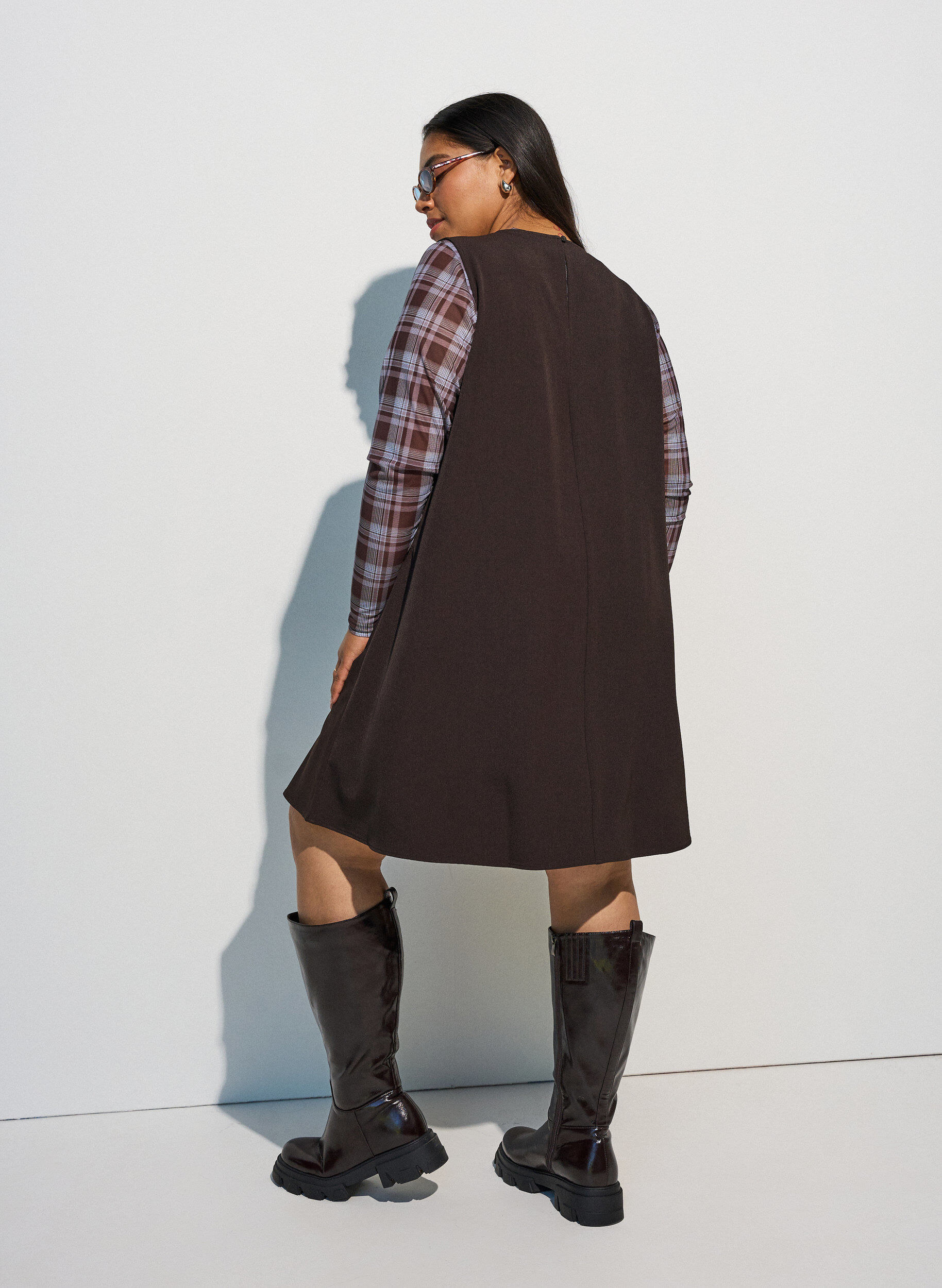 Zizzi&Auml;rmelloses A-Linien-Kleid mit Nadelstreifen, Braun, Model image number 2