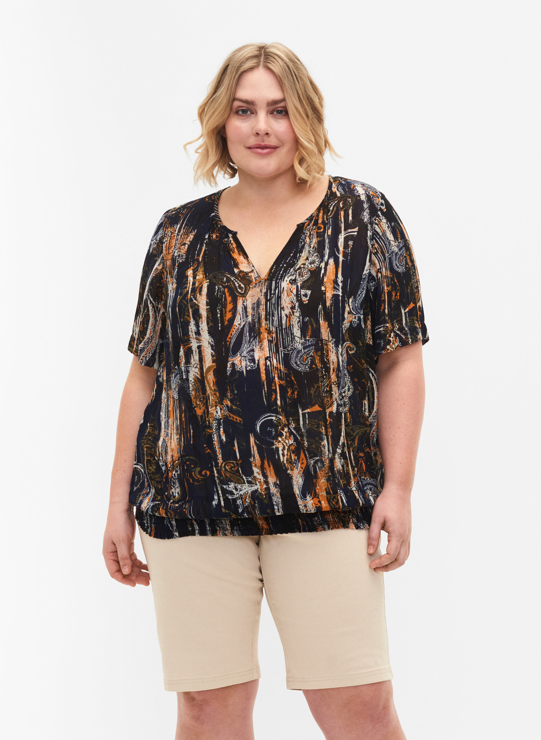 Zizzi Eng anliegende Shorts mit Ges&auml;&szlig;taschen, Fog, Model image number 0