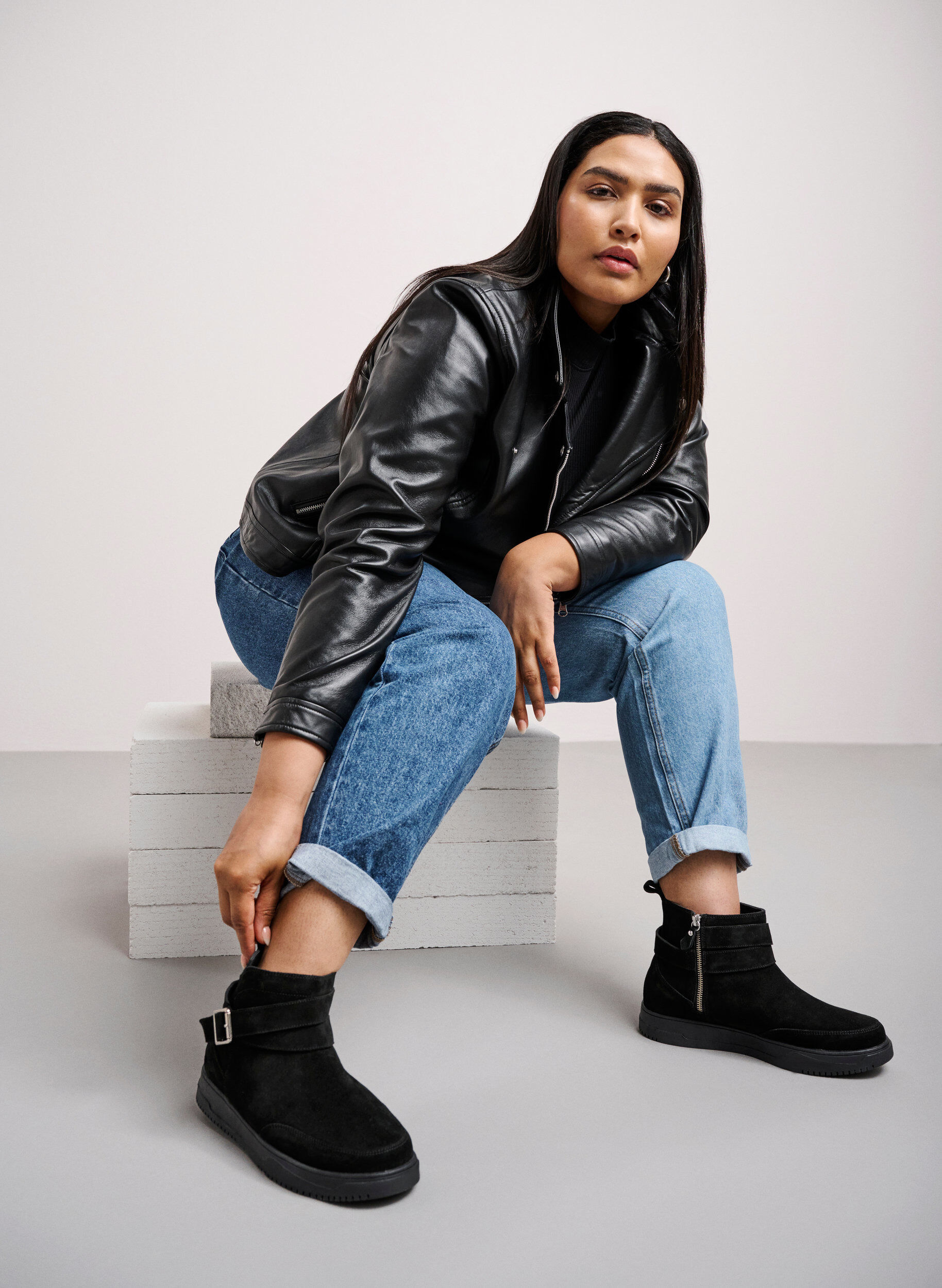 Zizzi Kurzer, weit geschnittener Stiefel aus Wildleder, Black, Image image number 0