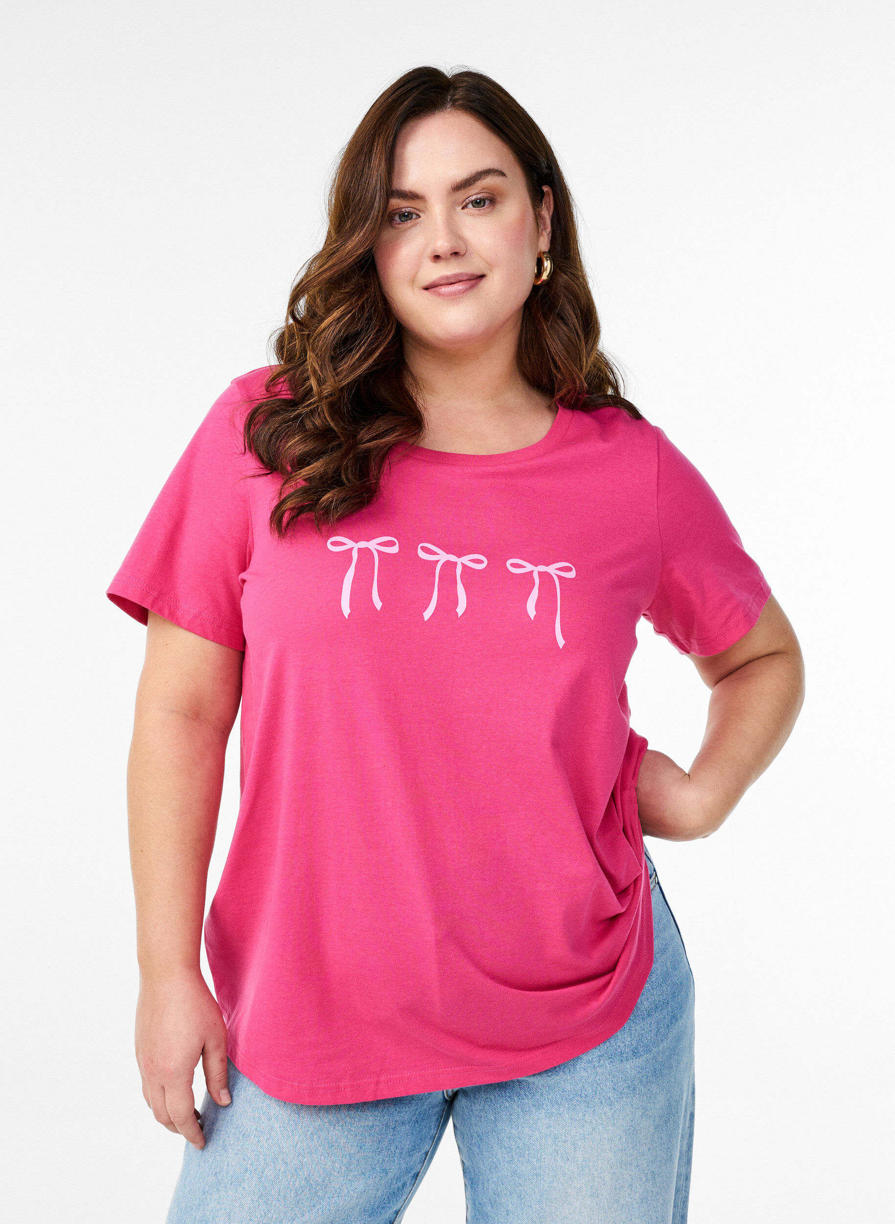 Zizzi Baumwoll-T-Shirt mit Motiv, Raspberry w. Bows, Model image number 0