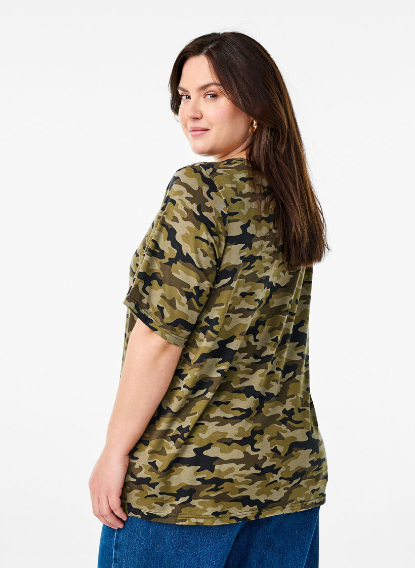 T-Shirt mit TENCEL&trade; Lyocell und Tarnmuster, Gr&uuml;n, Model image number 2