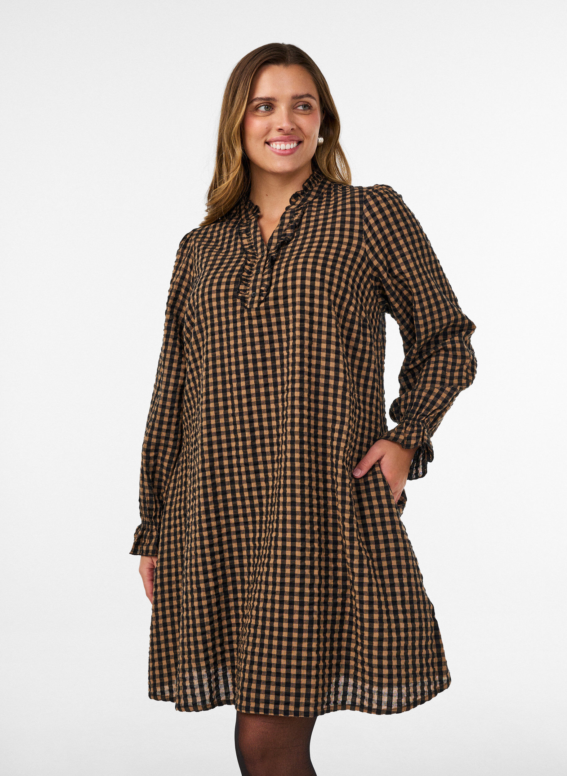 Kariertes Kleid aus Baumwolle mit R&uuml;schendetails, Braun, Model