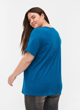 T-Shirt aus Bio-Baumwolle mit V-Ausschnitt, Maroccan Blue, Model image number 1