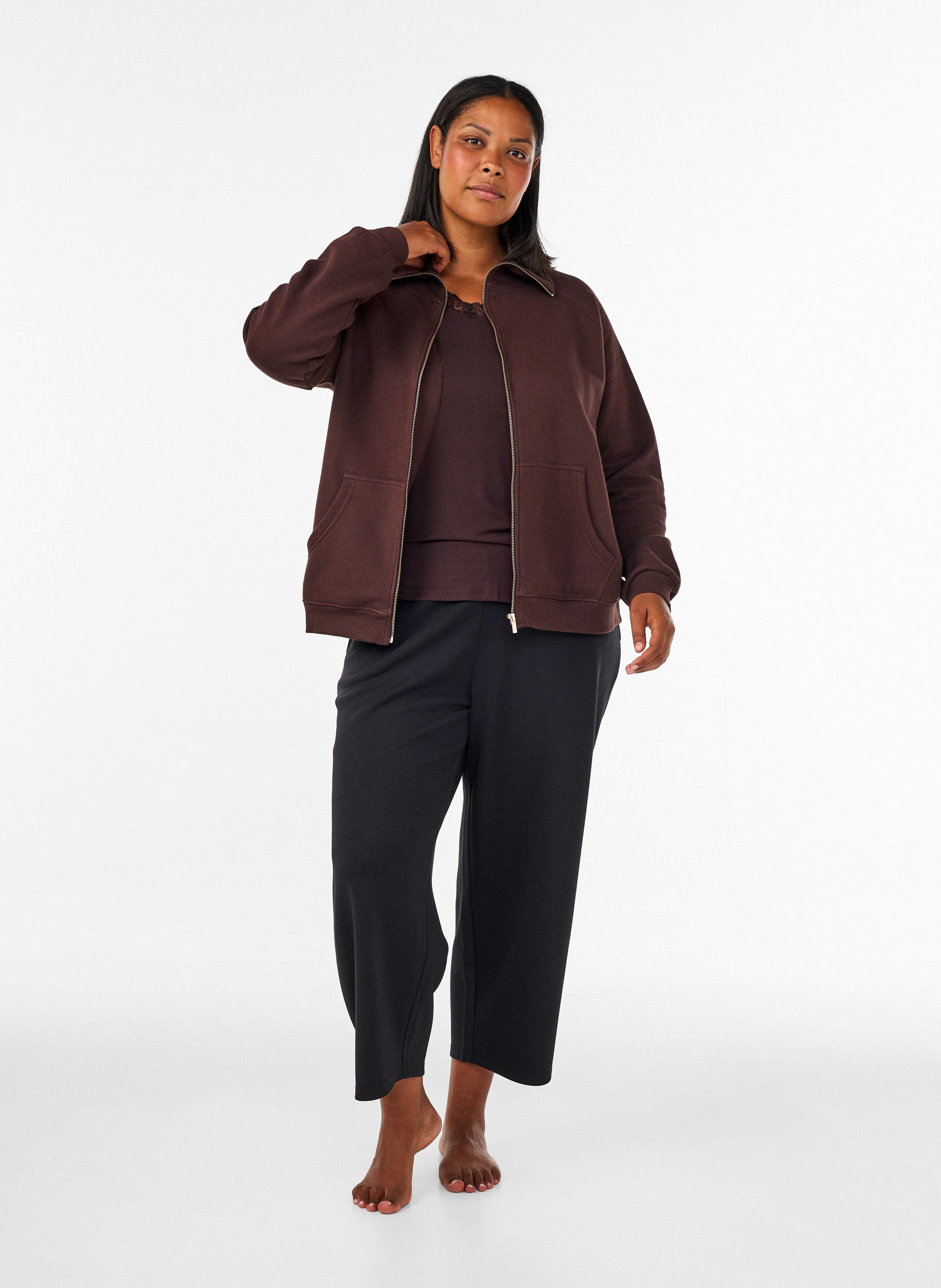 ZizziSweatjacke mit hohem Kragen und Rei&szlig;verschluss, Braun, Model image number 1