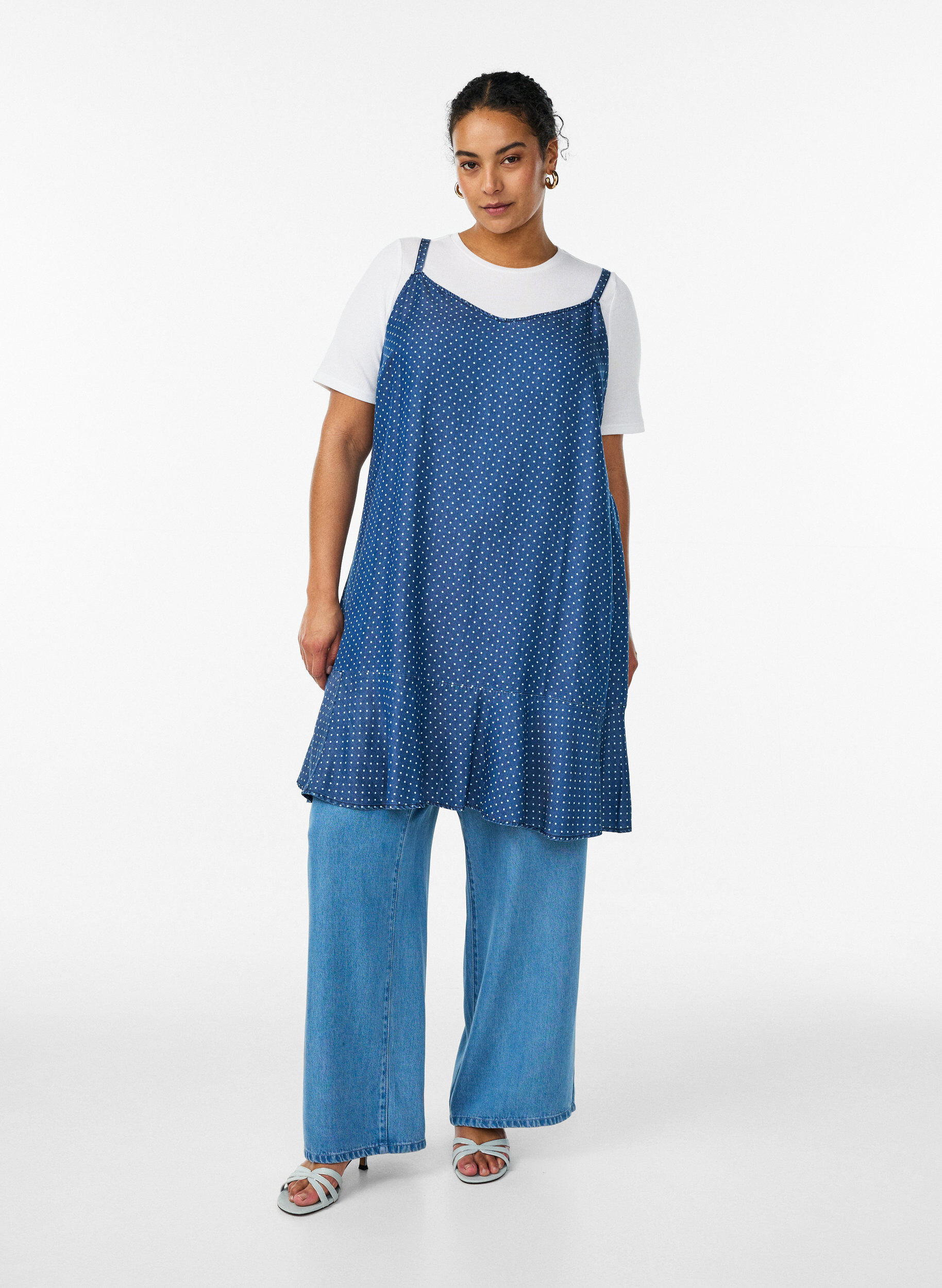 Zizzi Knielanges Tr&auml;gerkleid aus TENCEL&trade; Lyocell in Denim-Optik, Blau, Model image number 1