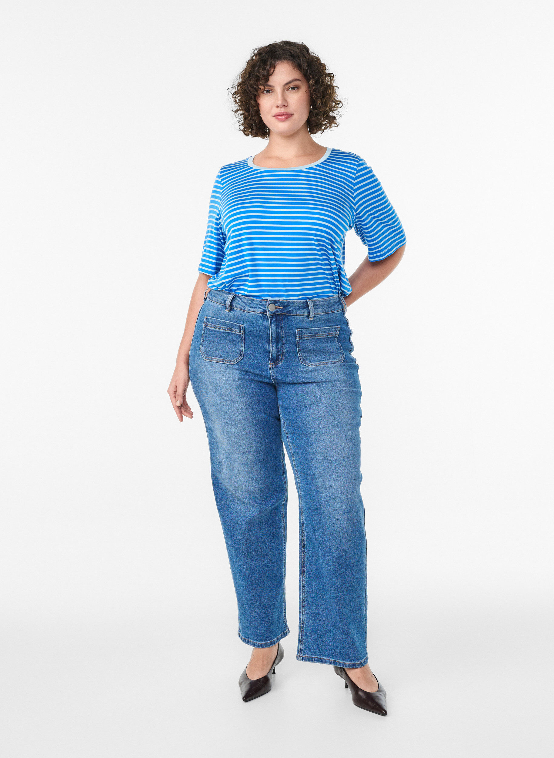 Zizzi T-Shirt mit TENCEL&trade; Lyocell und Streifen, Blau, Model image number 1