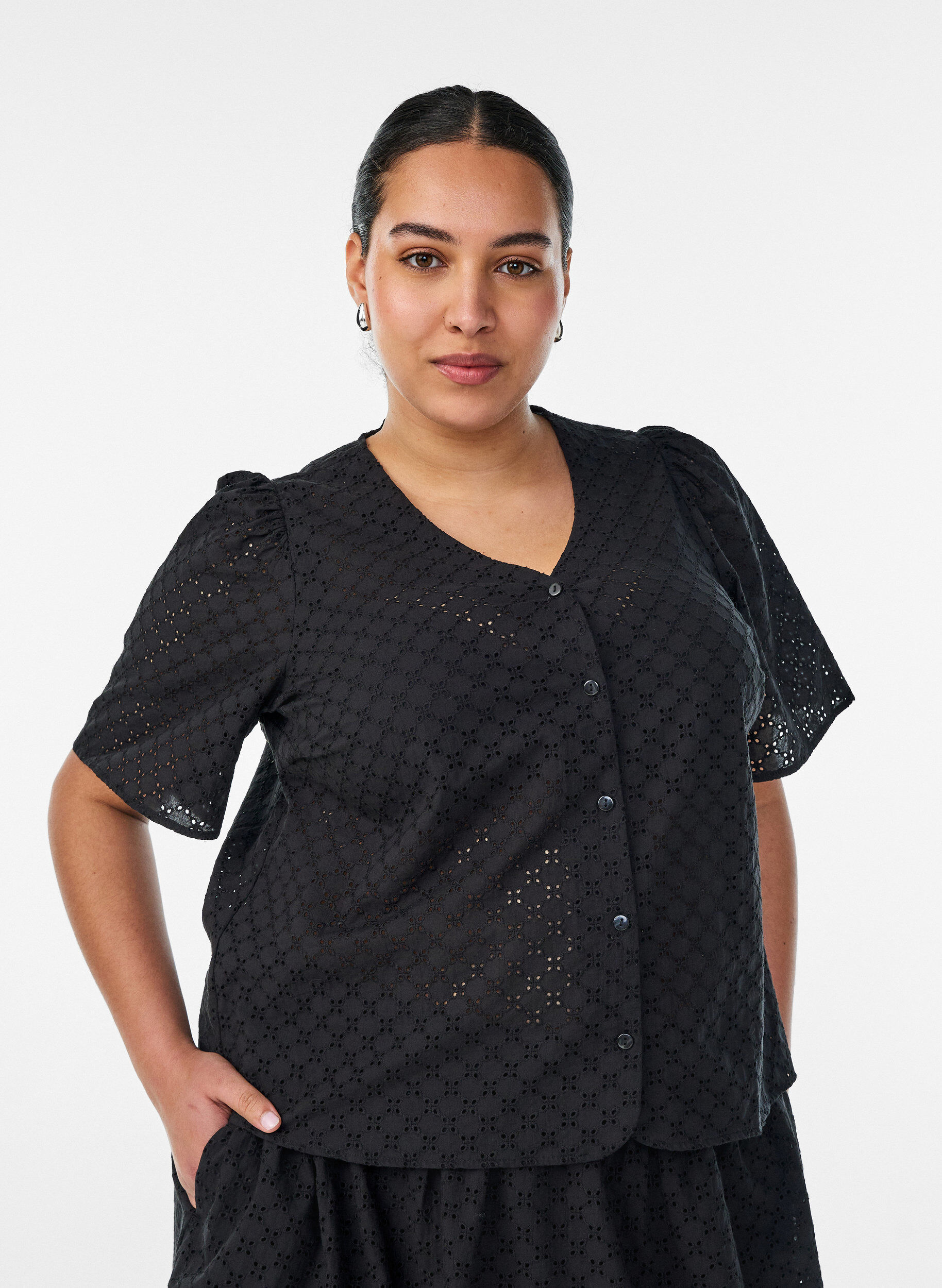 ZizziBluse aus Broderie Anglaise mit Knopfleiste, Schwarz, Model image number 0