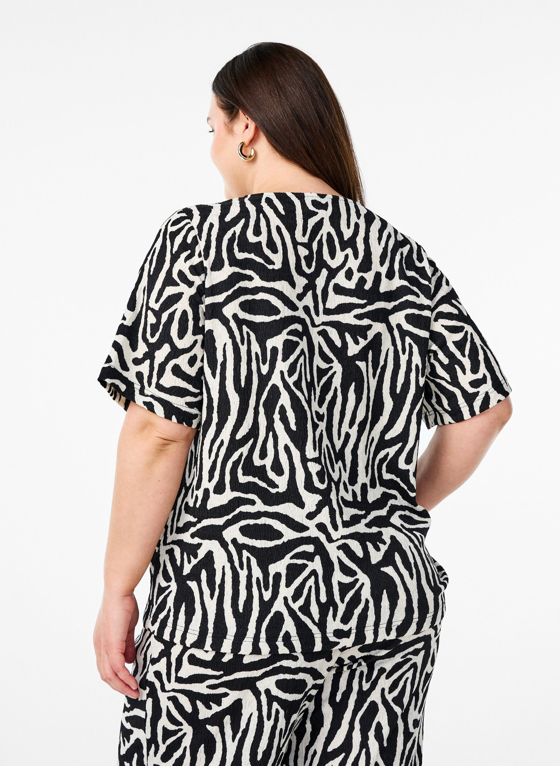 Zizzi Kurz&auml;rmlige Bluse mit Zebraprint, Schwarz, Model image number 2
