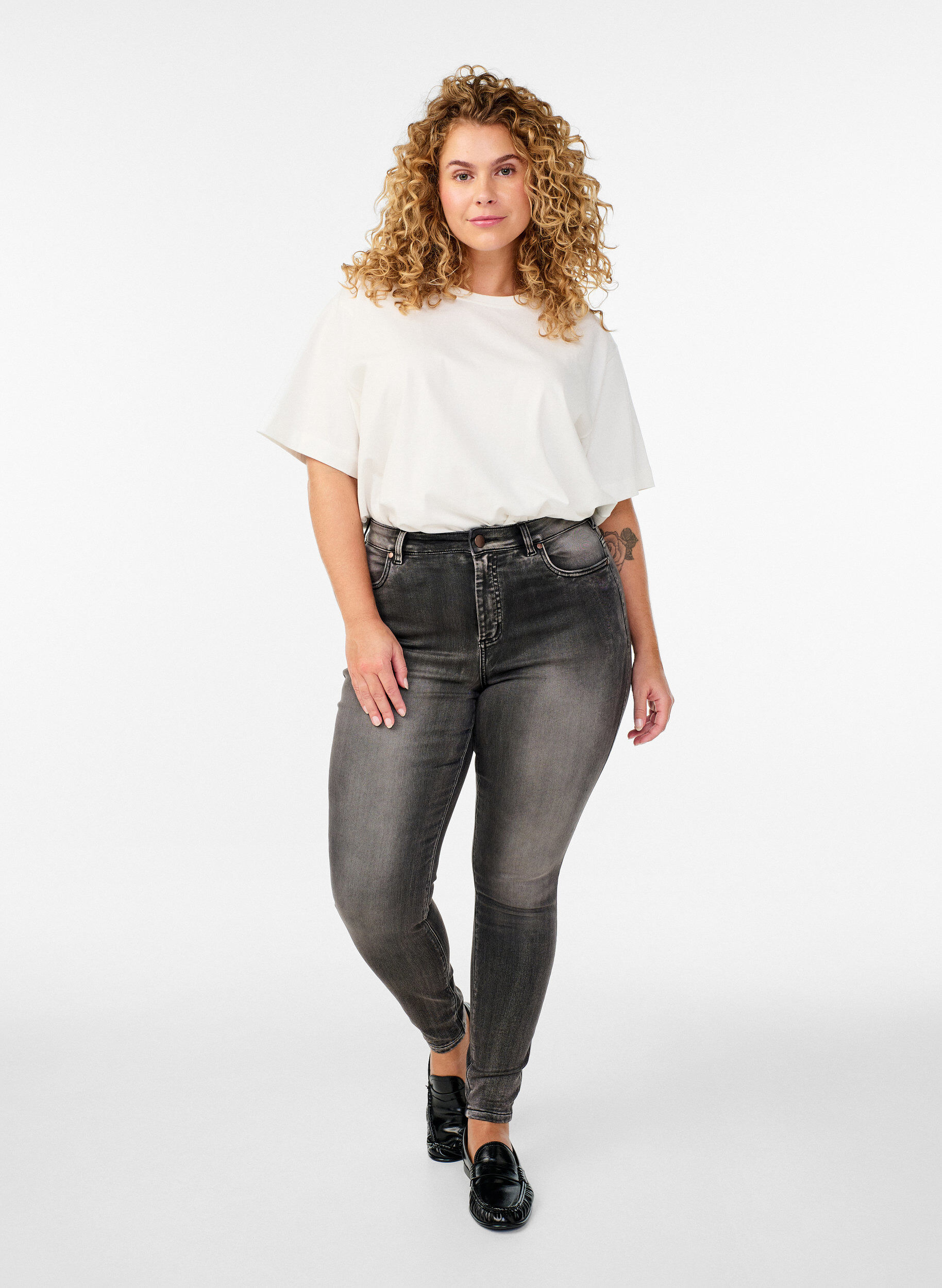 Hoch taillierte super Slim Amy Jeans, Grau, Model