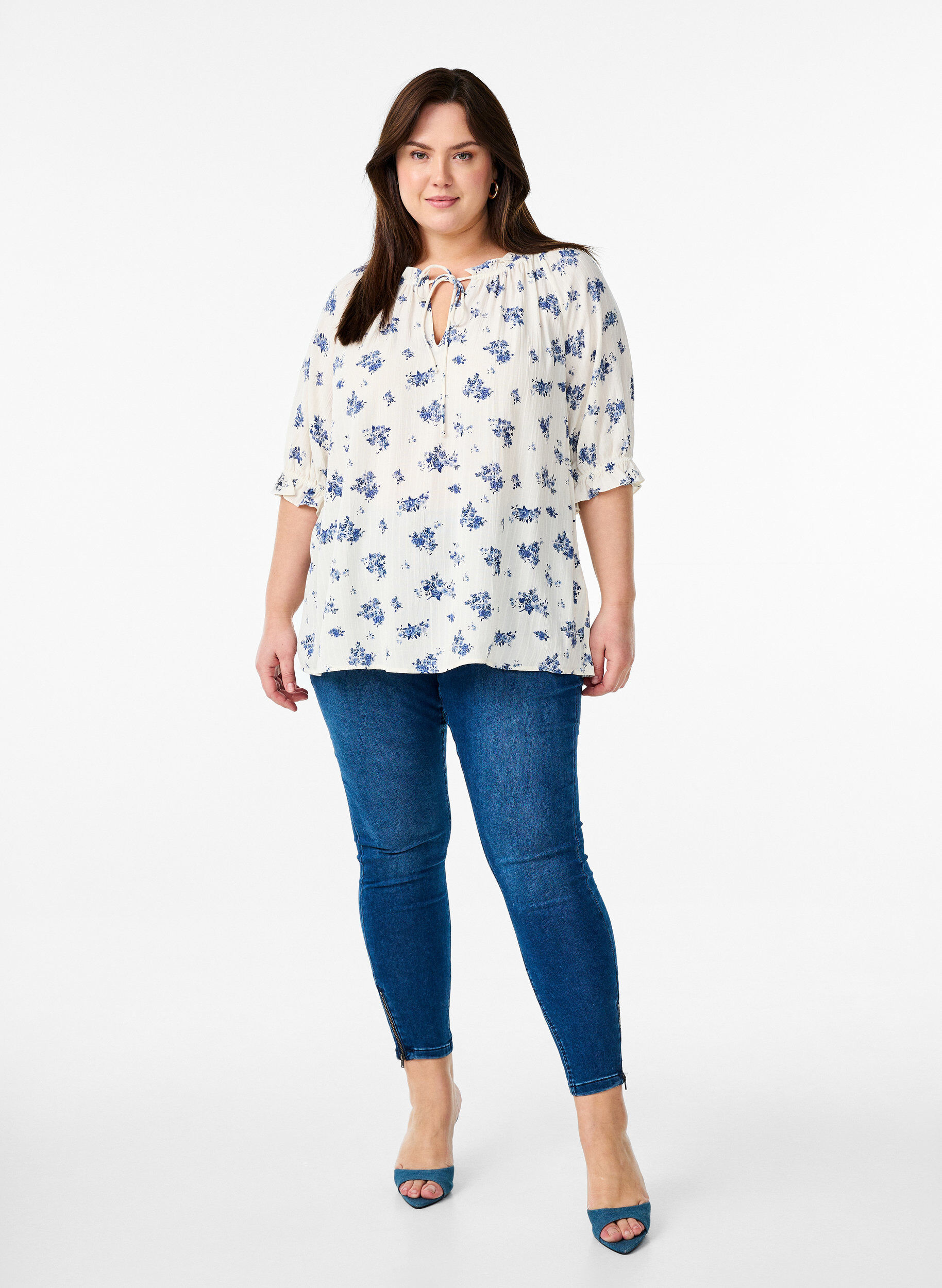 Zizzi Gebl&uuml;mte Bluse aus Viskose mit halblangen &Auml;rmeln, Wei&szlig;, Model image number 1