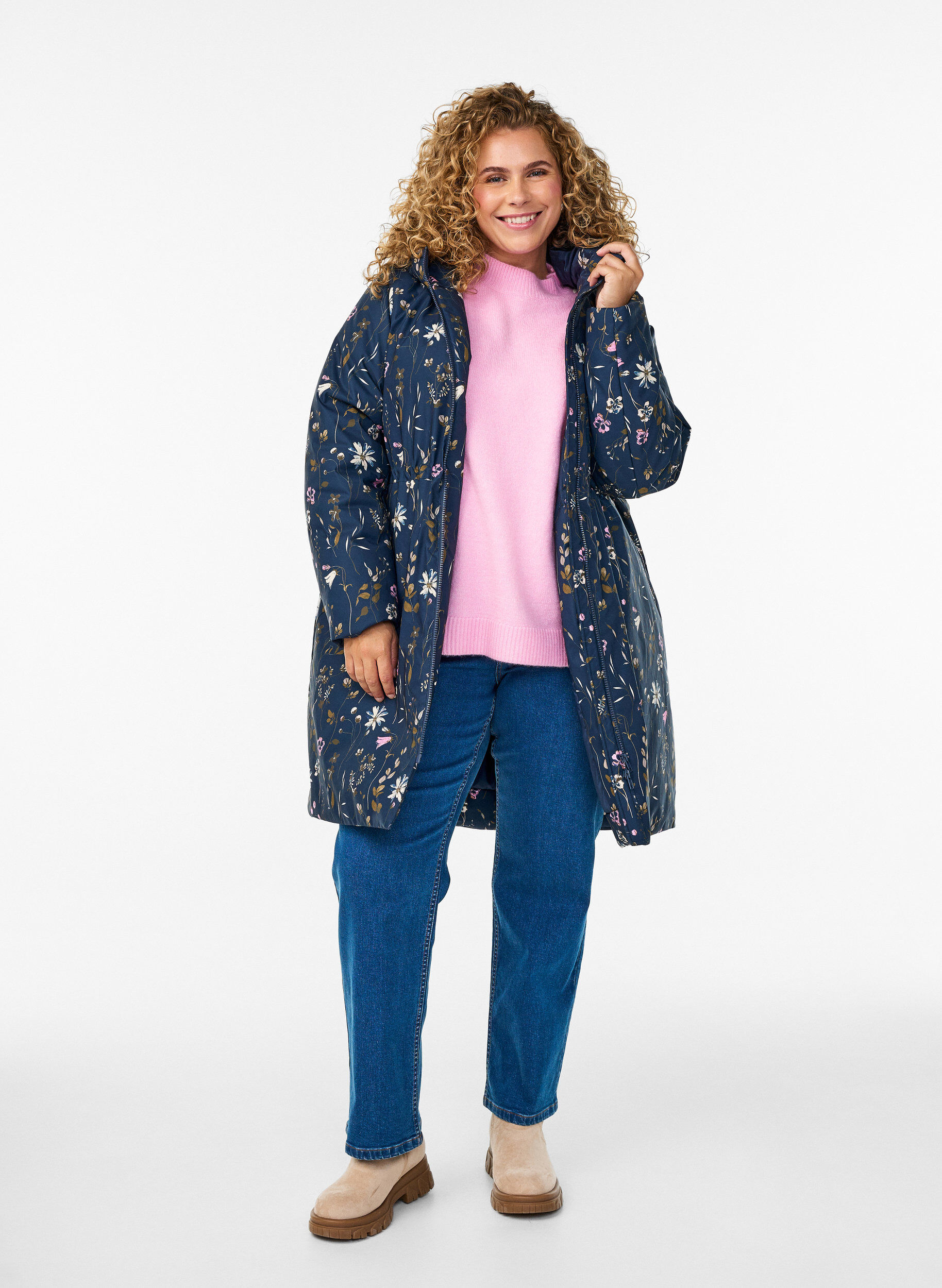 Zizzi Gepolsterte Winterjacke mit Blumenprint, Blau, Model image number 1