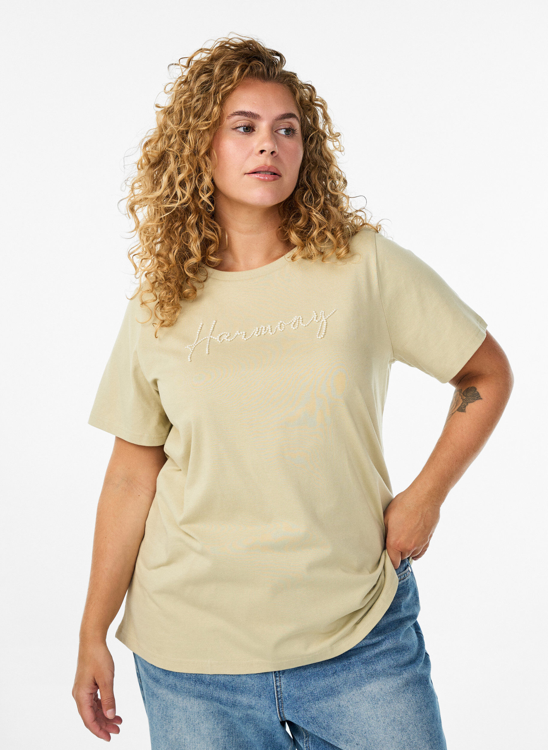 Zizzi T-Shirt aus Bio-Baumwolle mit Perlmutt-Text, Beige, Model image number 0