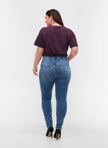 Super schmale Amy Jeans aus einem Baumwollmix, Blue denim, Model image number 1