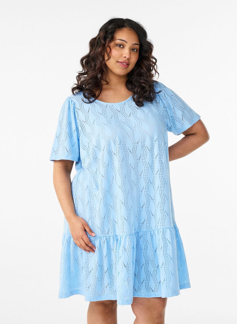 Kurzes Kleid aus Jersey mit Lochstickerei, Blau, Model image number 0